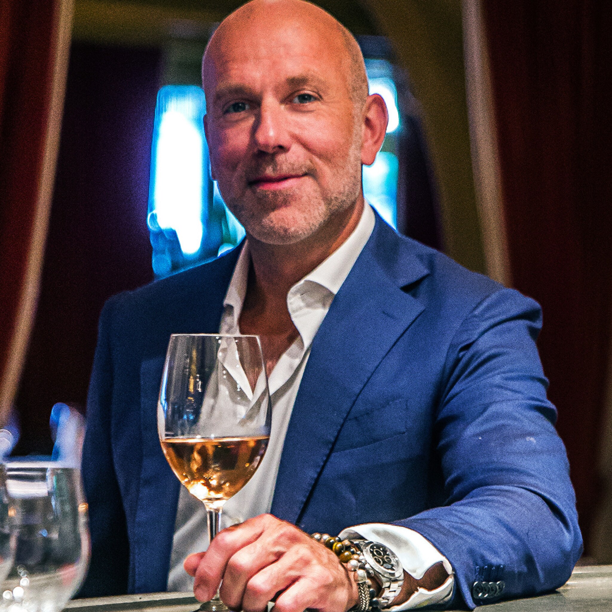 restauranteigenaar jansen opent eigen hotel omdat er weinig luxe kamers zijn in zeeland