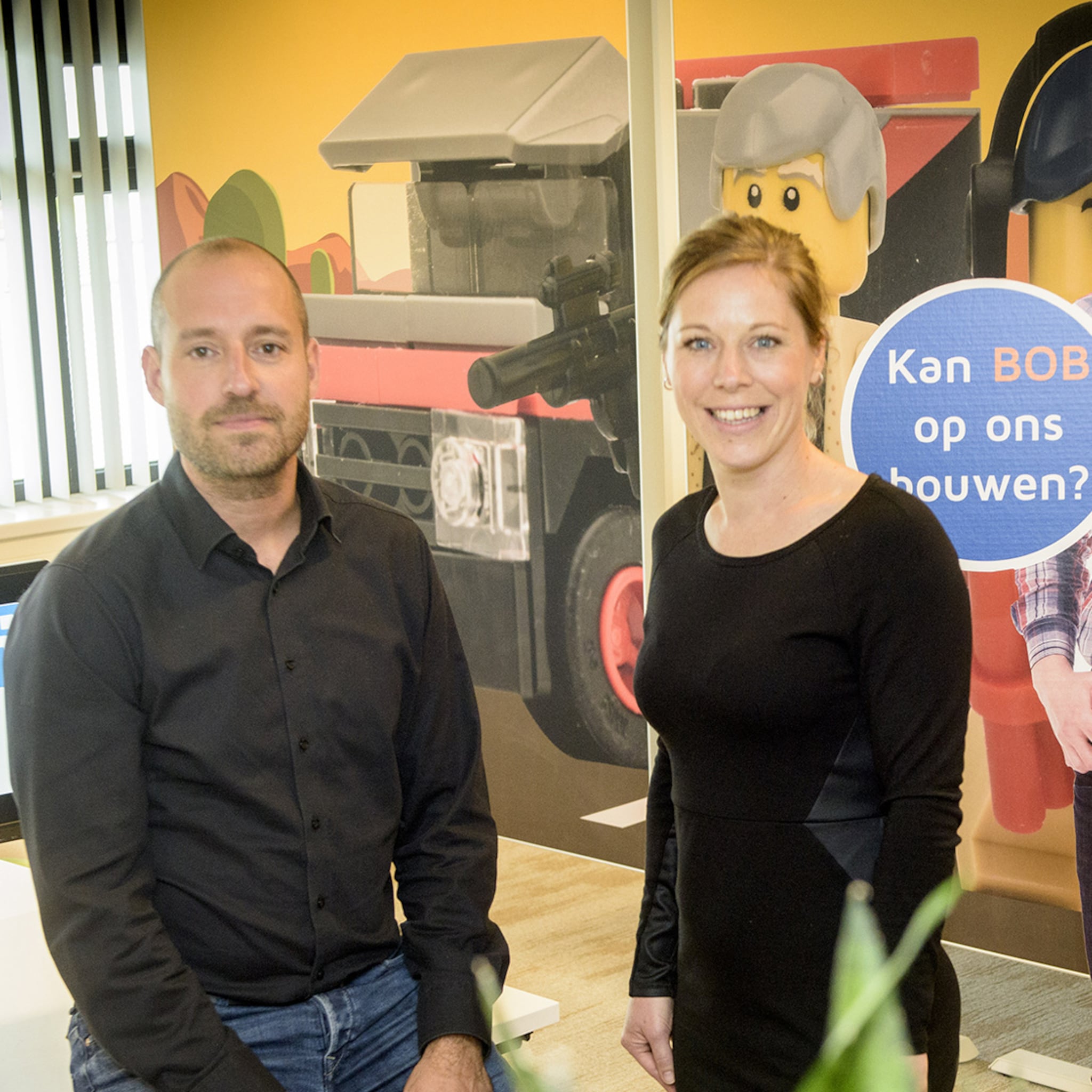 met kartonnen figuren staan de klanten letterlijk centraal bij dit veldhovense bedrijf