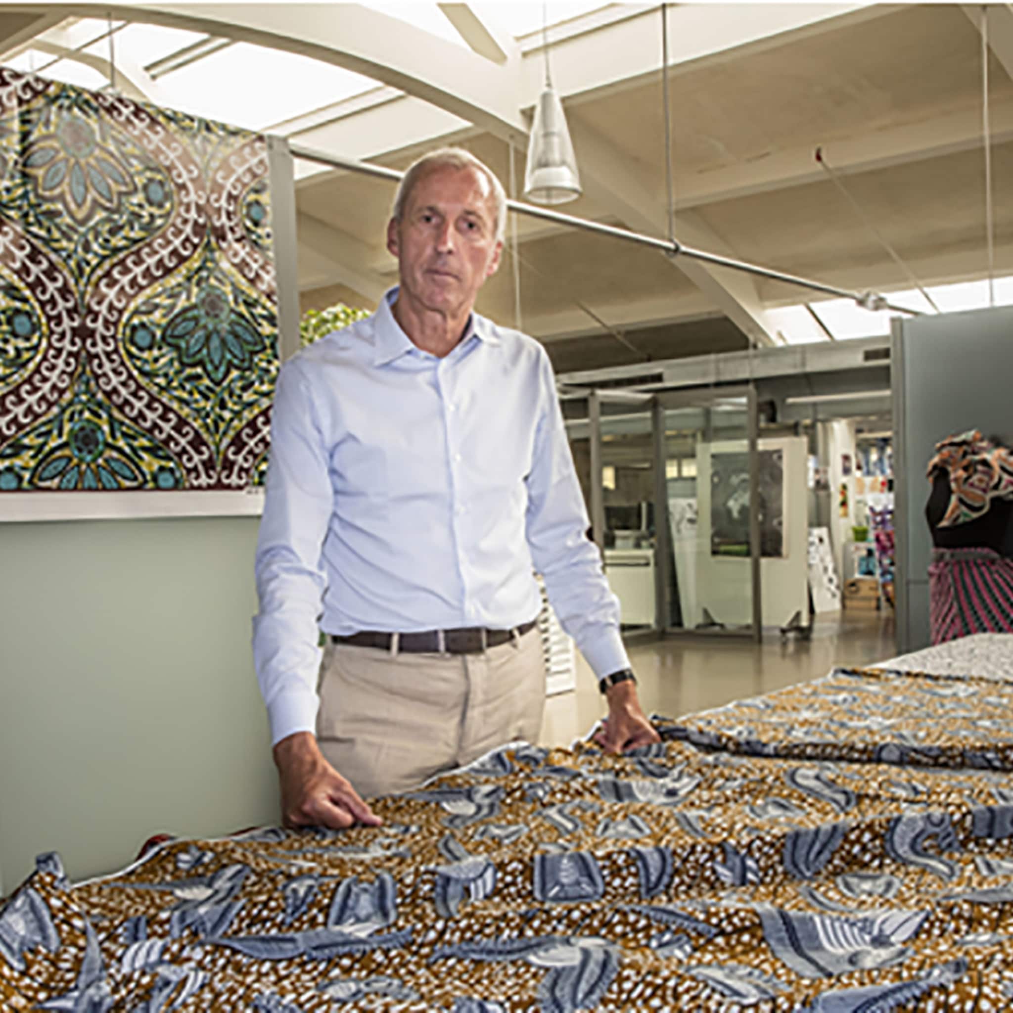 hoe textielfafabriek vlisco weer kleur op de wangen krijgt