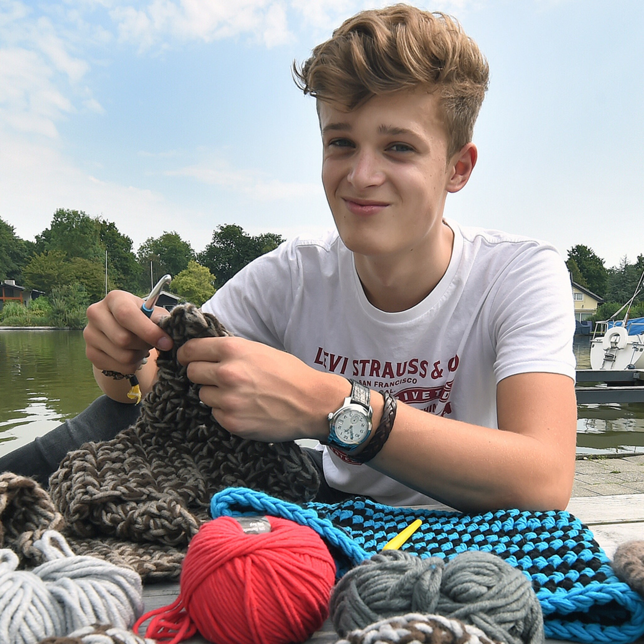 deze 17 jarige uit arnemuiden heeft al zijn eigen bedrijf en boek