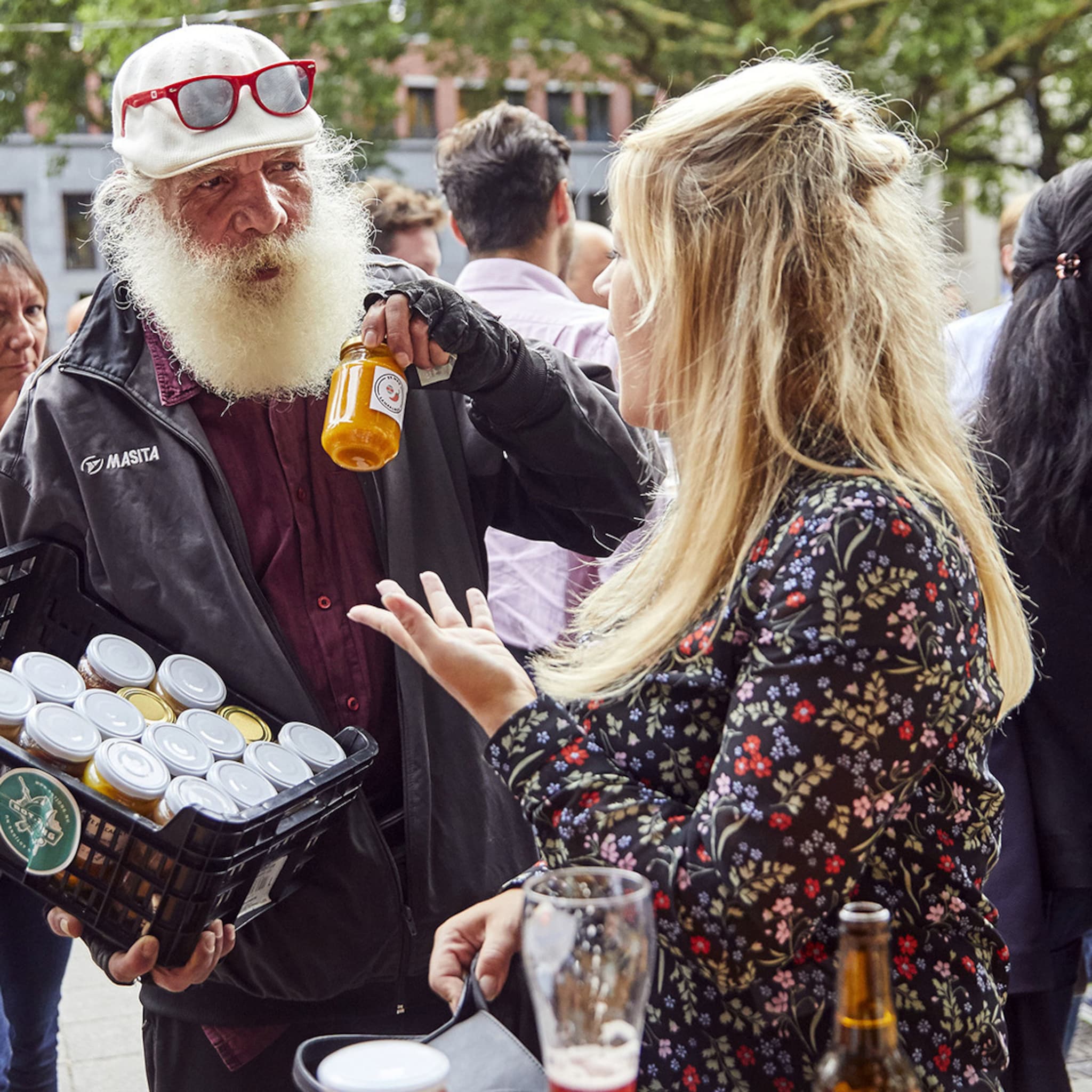de sambalman brengt leven in de brouwerij