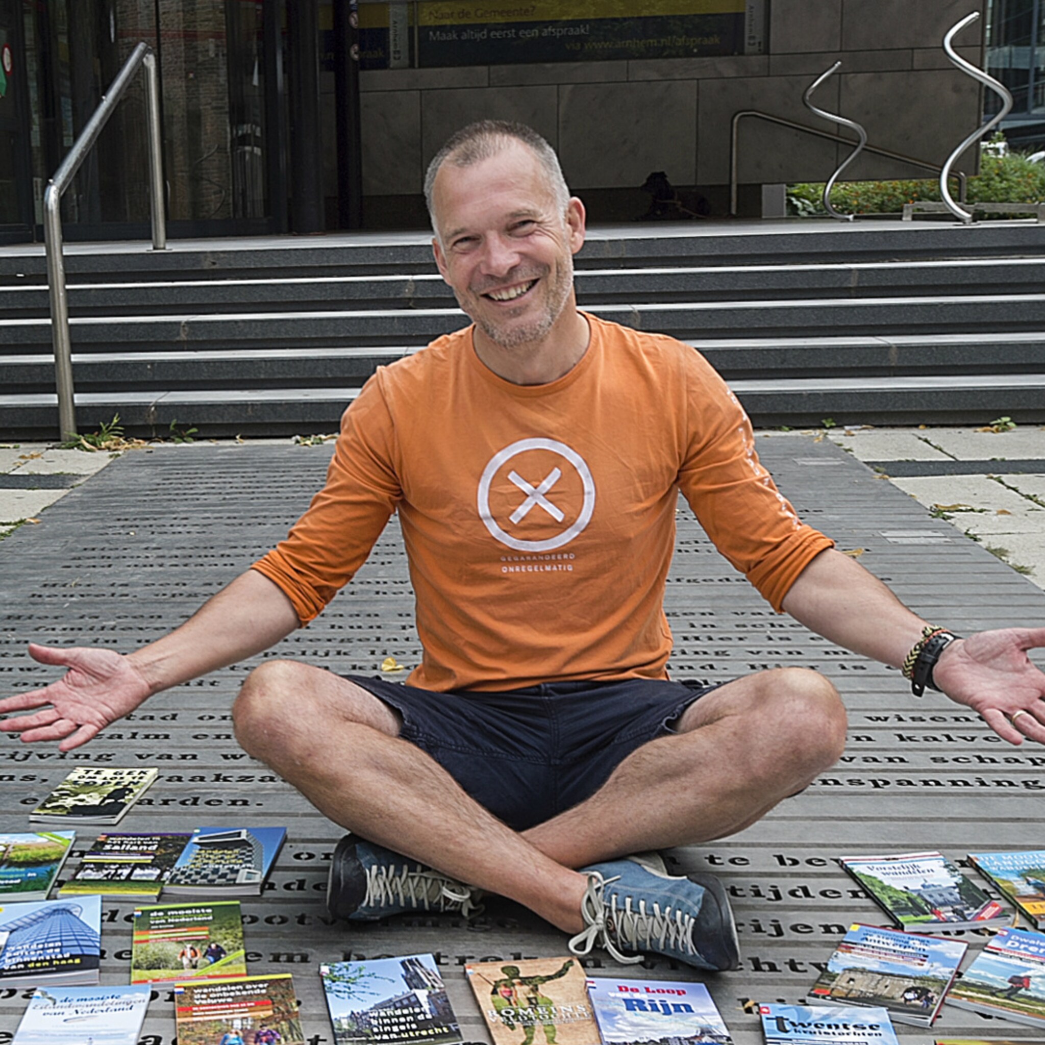 velpse uitgever verkoopt 100 000 wandelgidsen met bijzonder thema