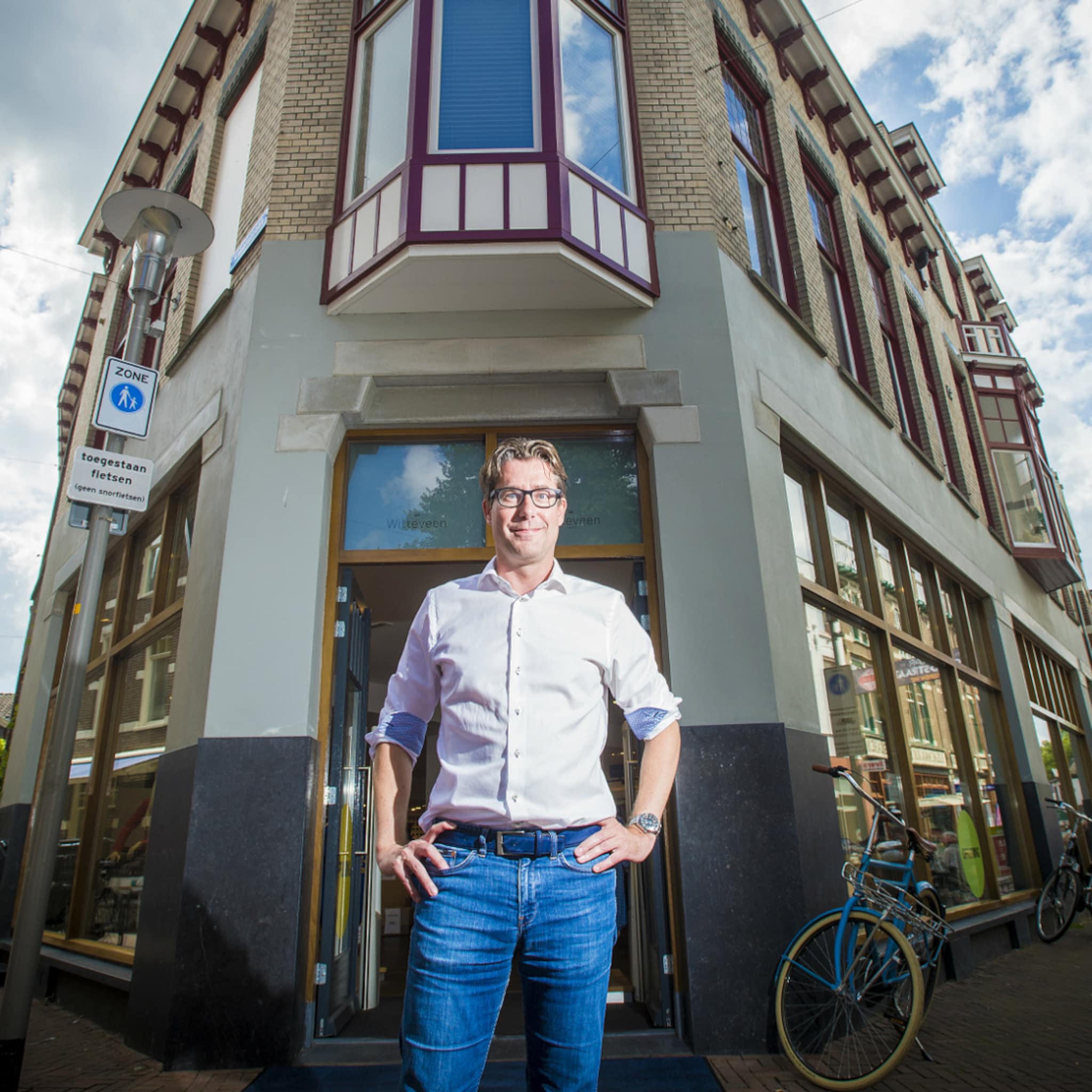 eigenaar witteveen herenmode apeldoorn moeten uitleggen dat hij niet failliet is