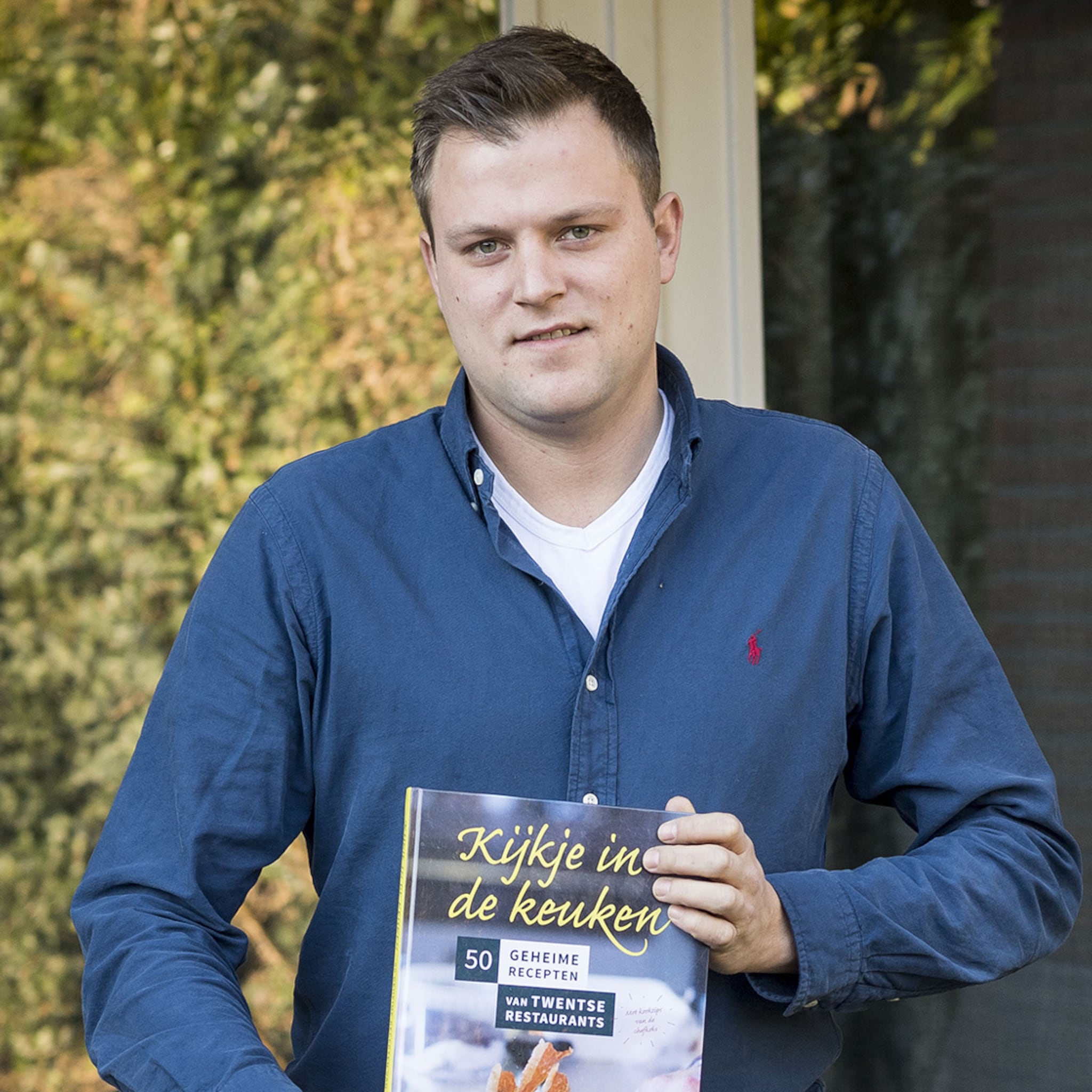 jonge ondernemer bas aan de stegge over succes invizo