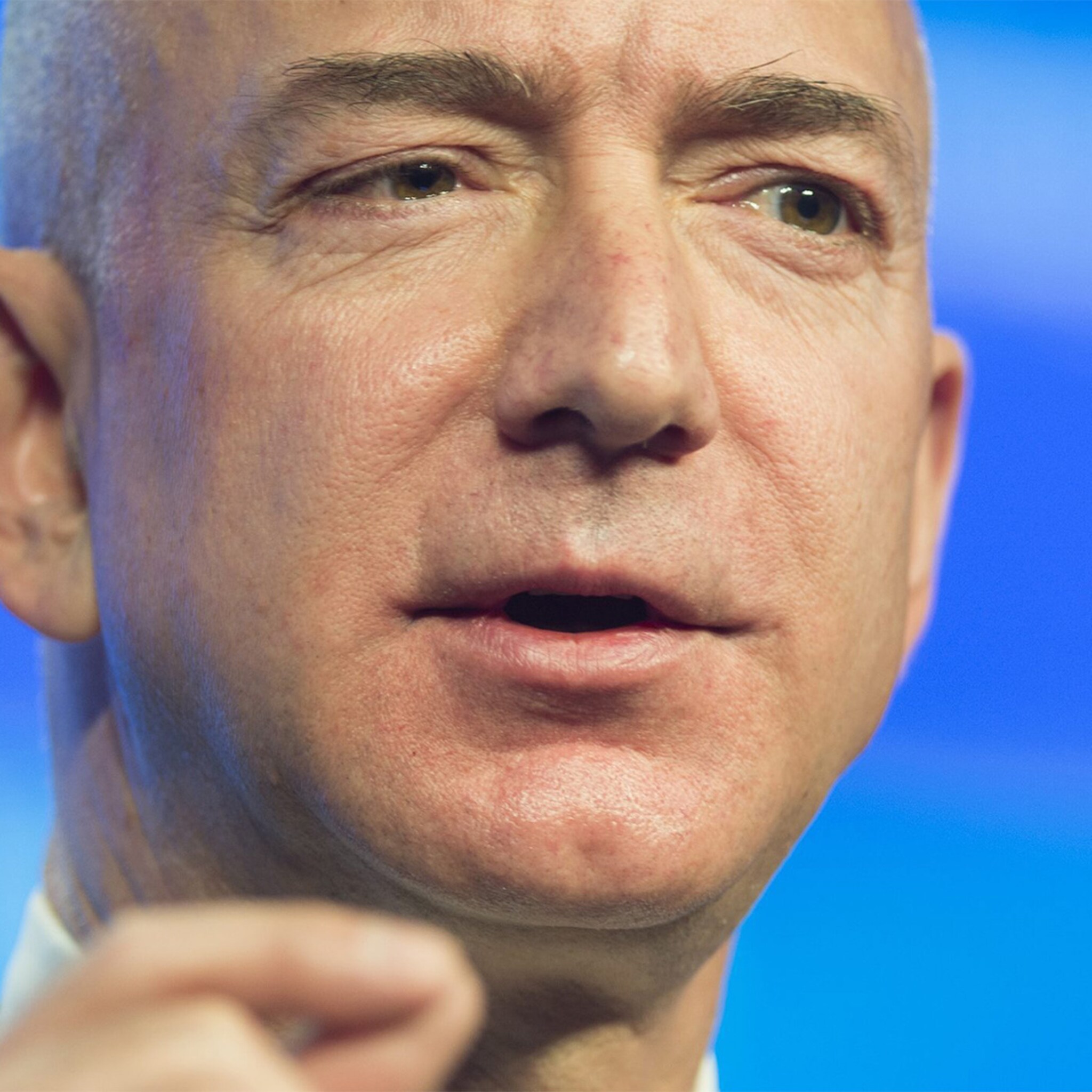 amazon miljardair ziet titel rijkste man door zijn vingers glippen