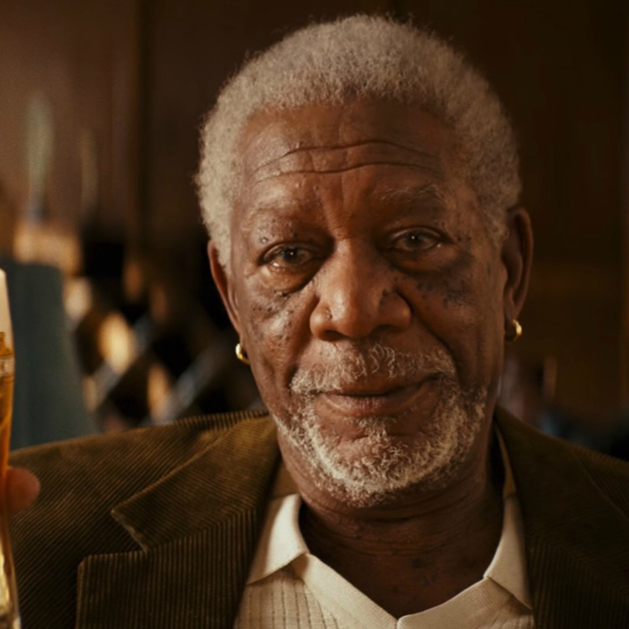 morgan freeman en de rest van de wereld drinken bier uit nederlandse glazen