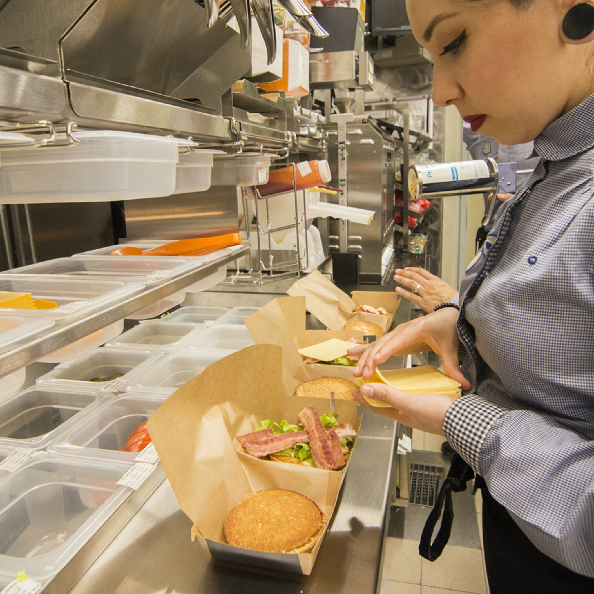 mcdonald s aan de oudegracht in het weekend de hele nacht open