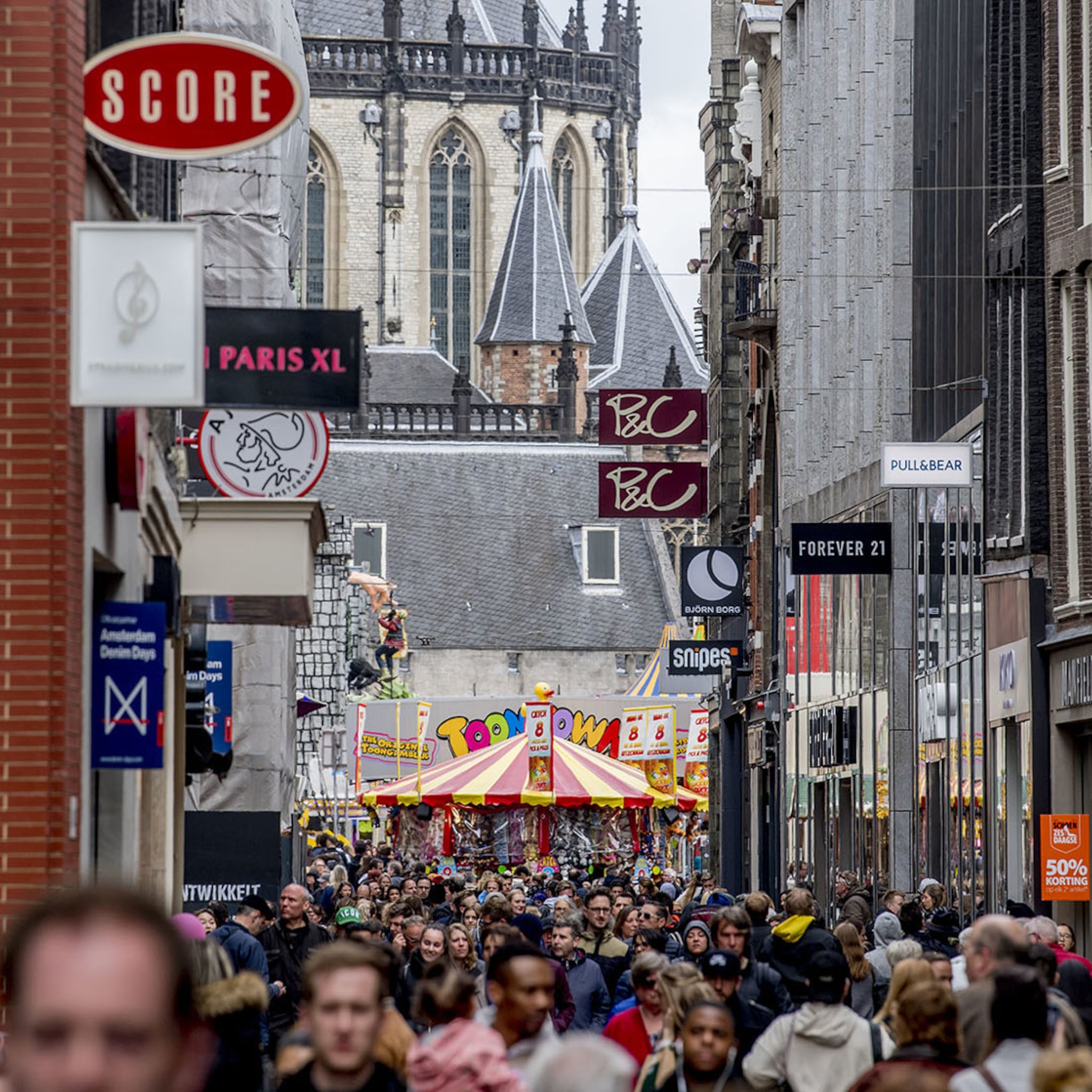 waarom showrooming een groeiend probleem is voor winkeliers