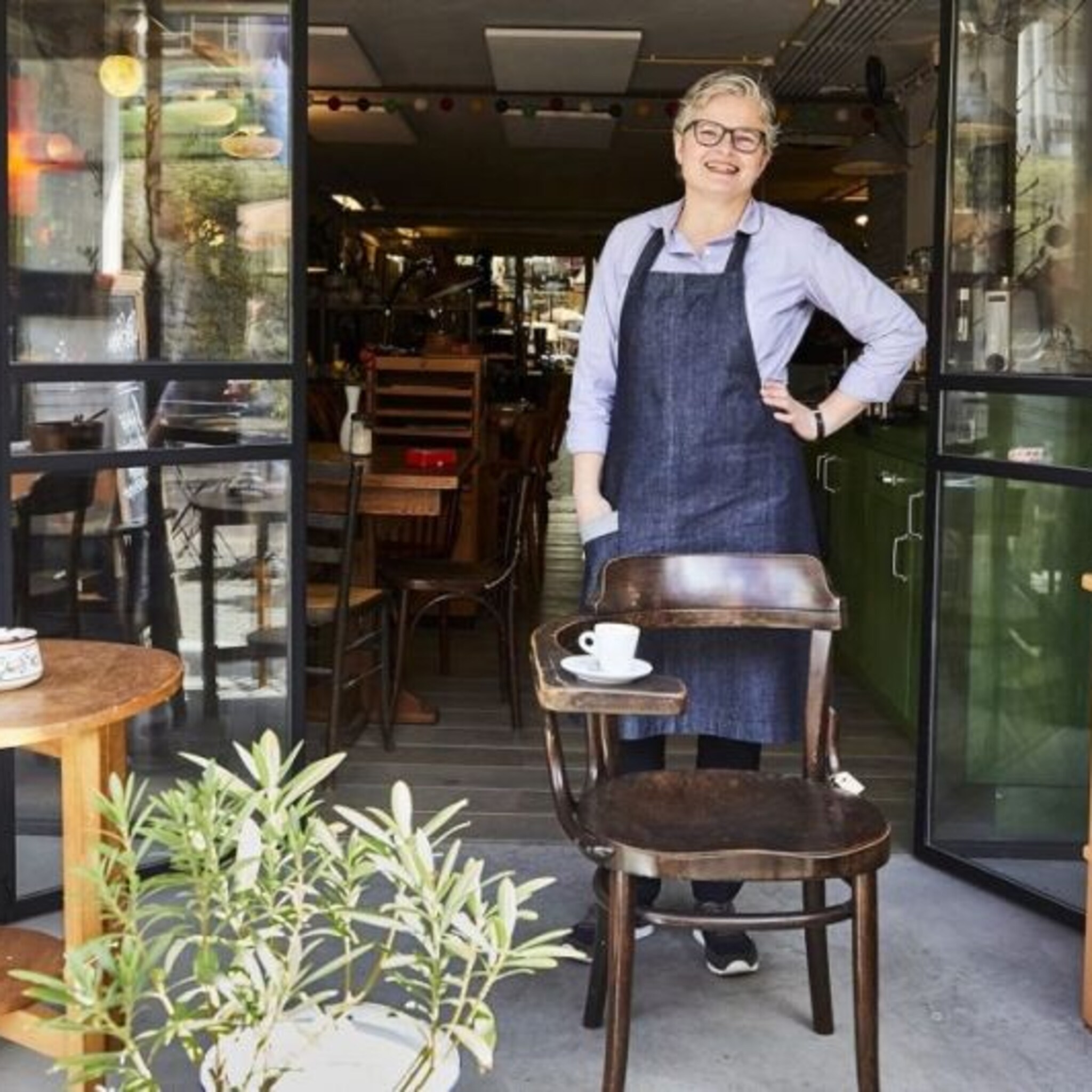 bij de rotterdamse koffiebar j oost is alles te koop