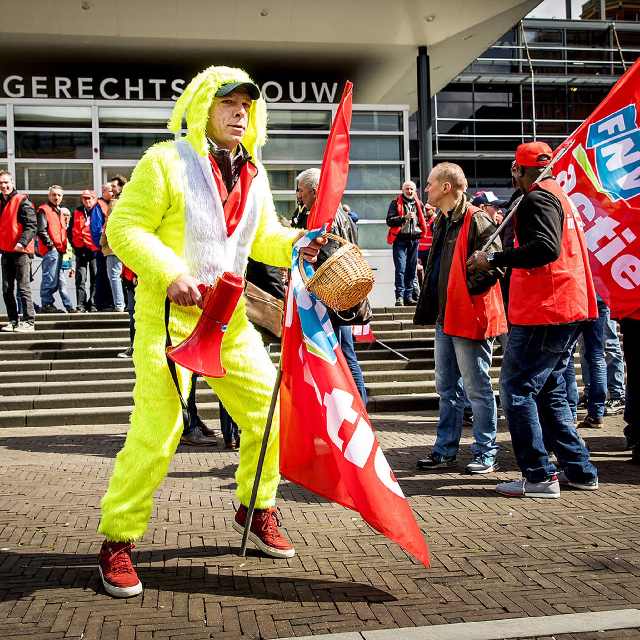 jumbopersoneel mag doorgaan met staken