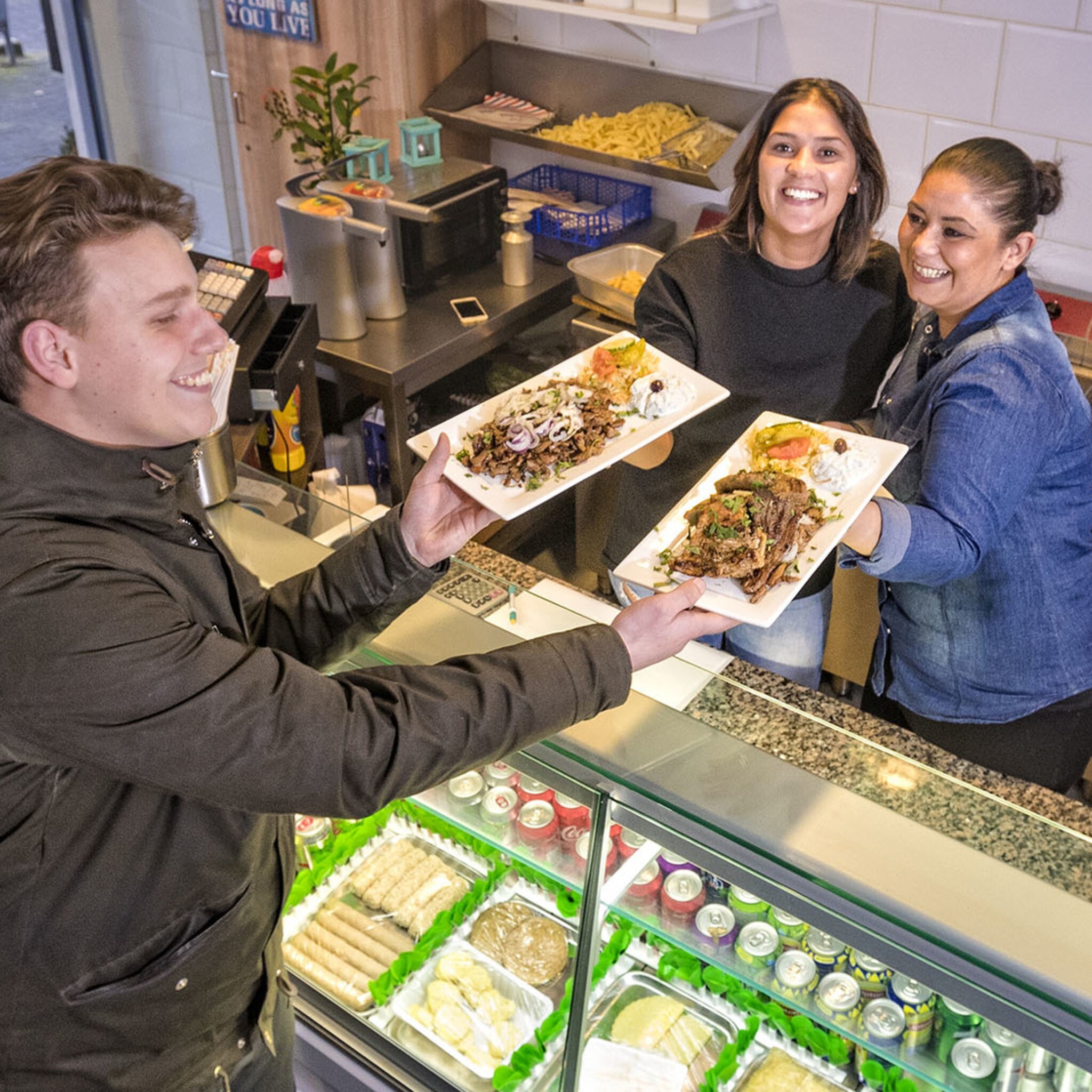 deze zussen startten een griekse snackbar met afhaal en bezorgdienst