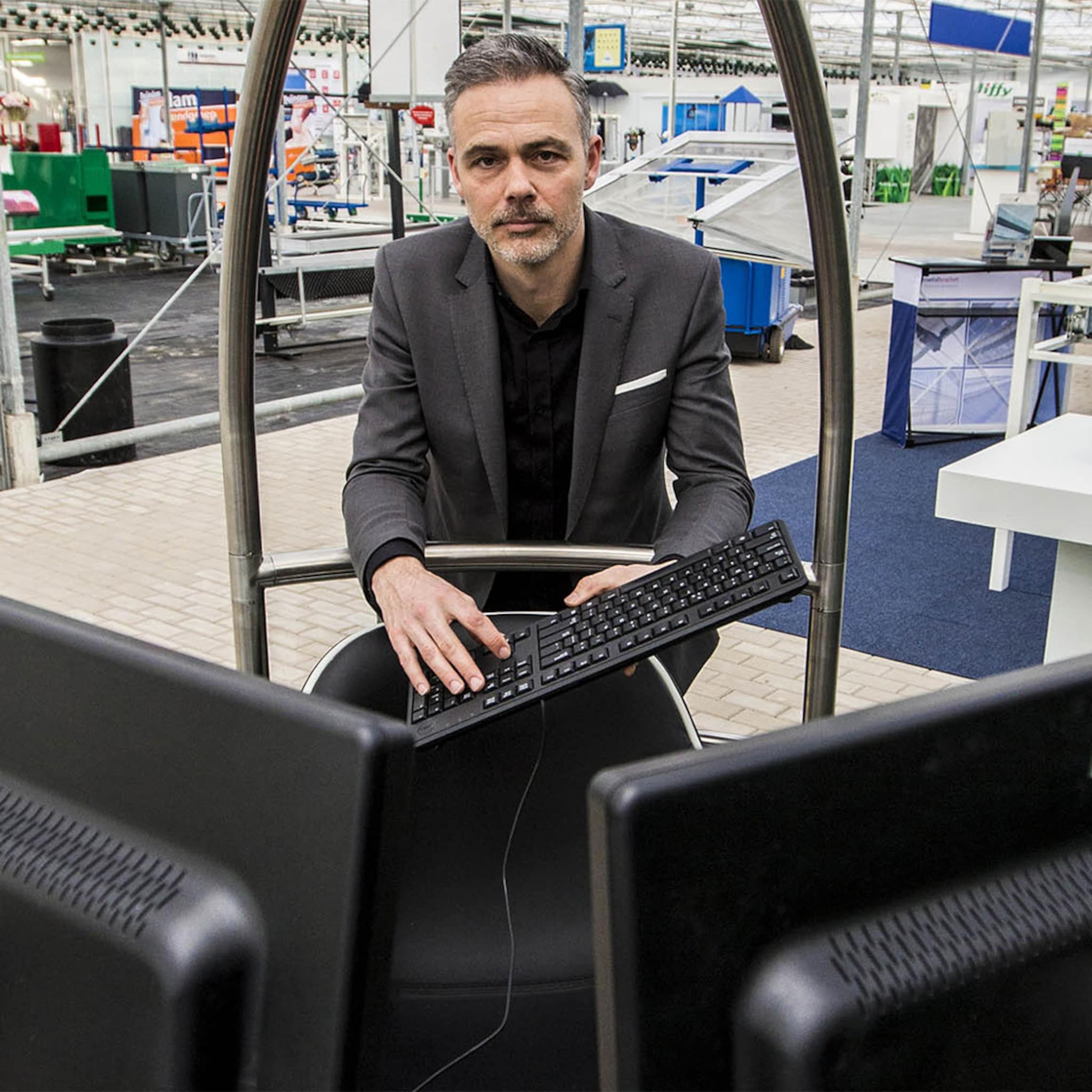 glastuinbouw demokwekerij helpt buitenlandse bedrijven via computer en smartphone
