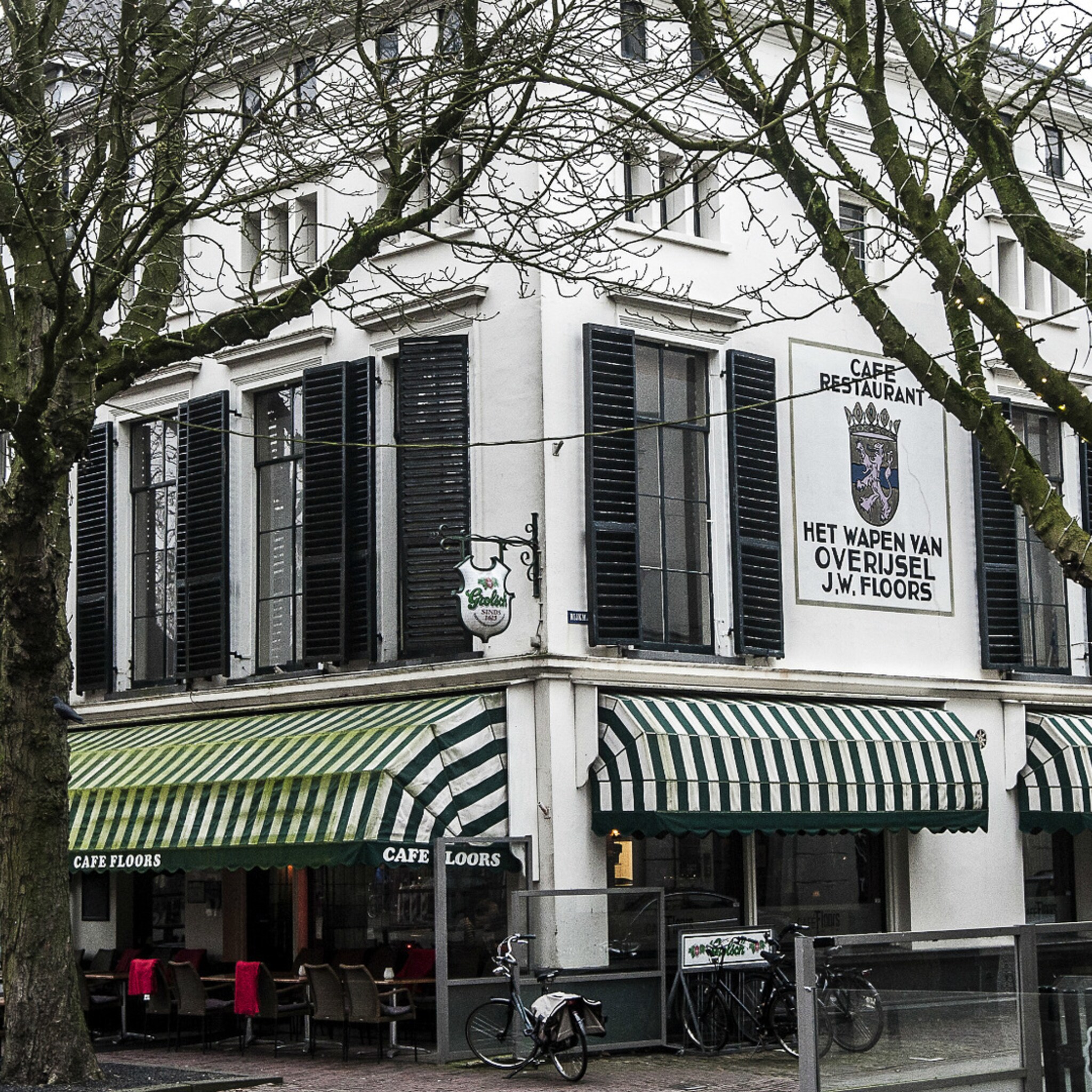 deventerse zussen nemen gerenommeerd cafe floors over