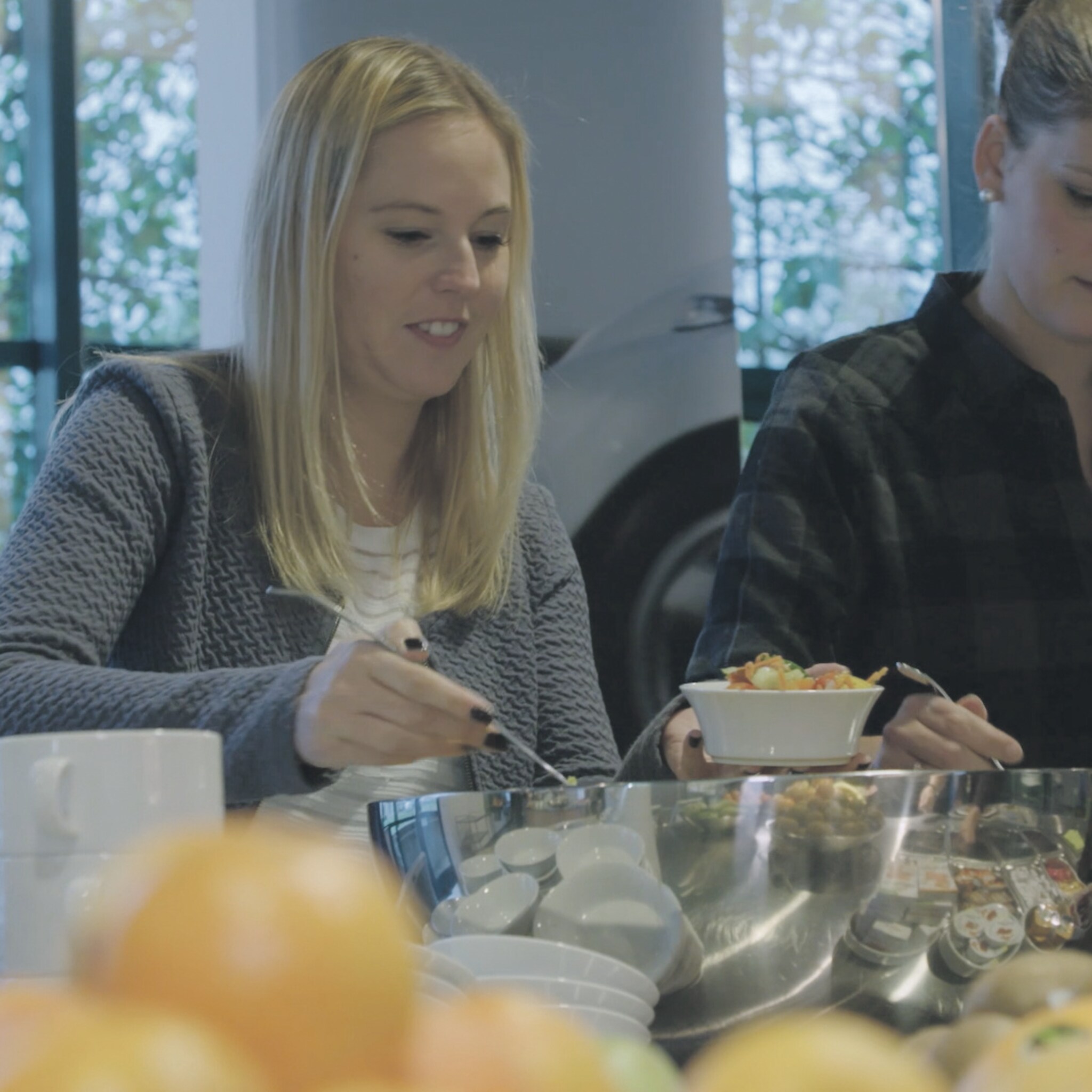 werknemers gelukkig door traplopen en gezonde lunch