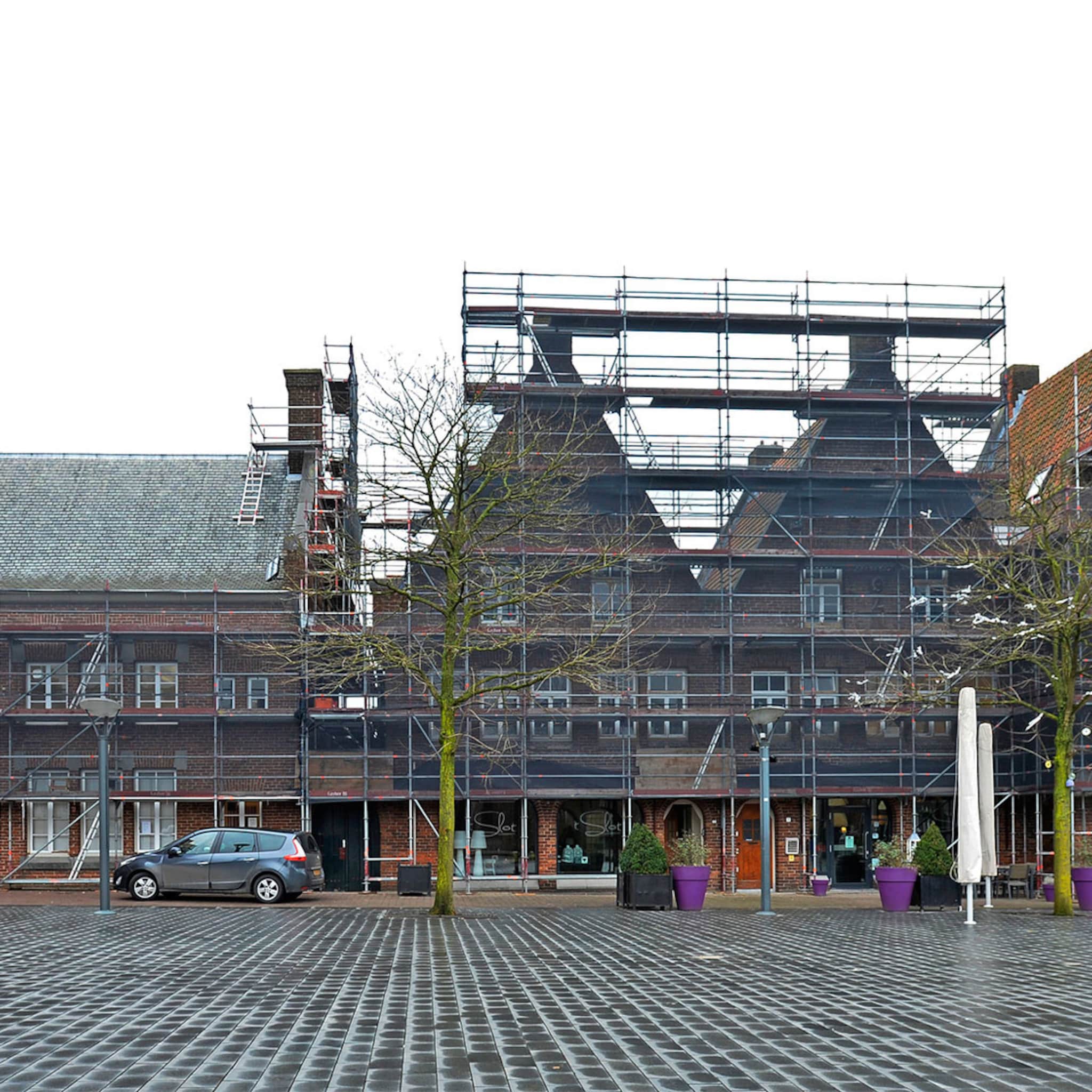 orly en endevoets groep zet waalwijks monument in de steiger