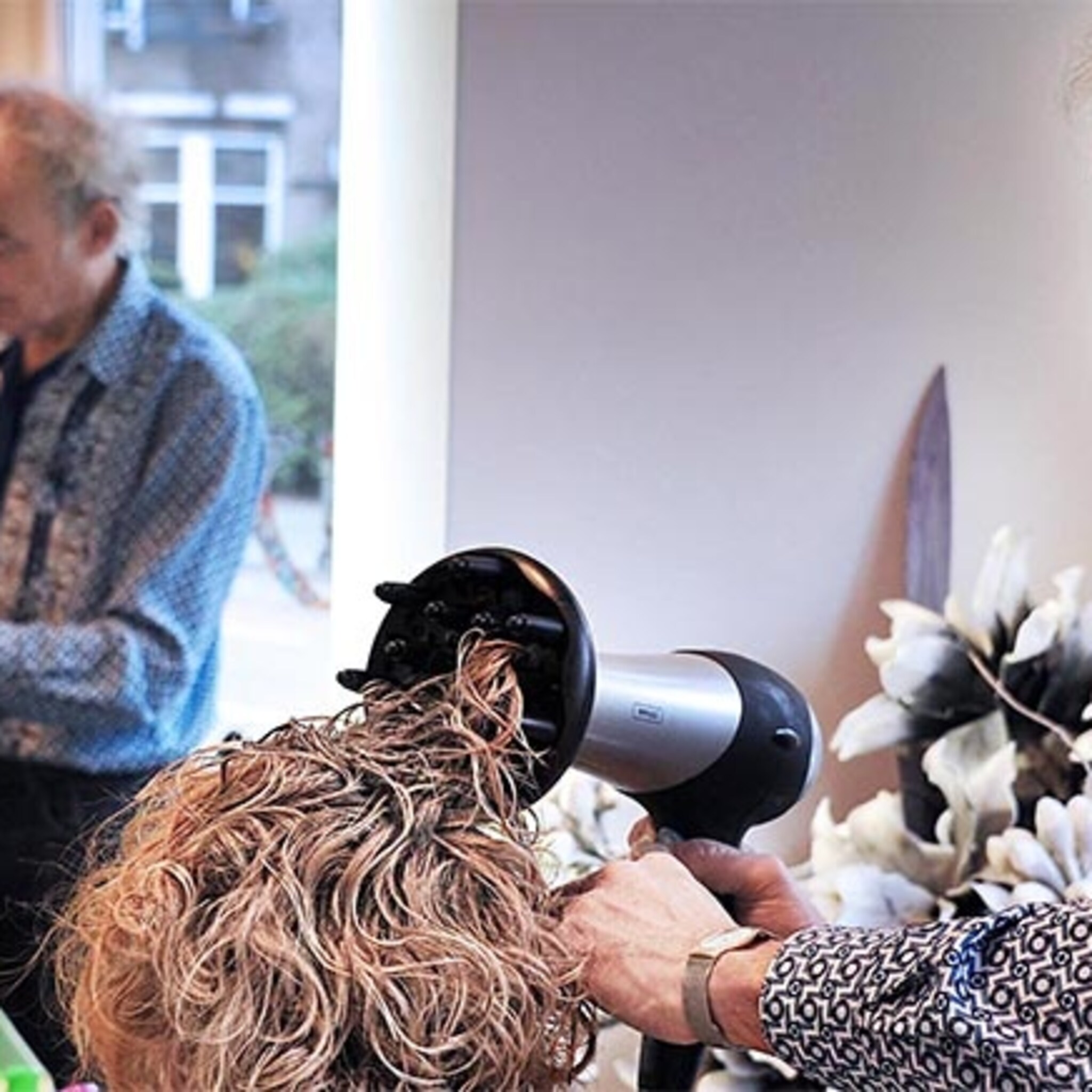 sluik en steil haar kapper remko knipt er krullen in