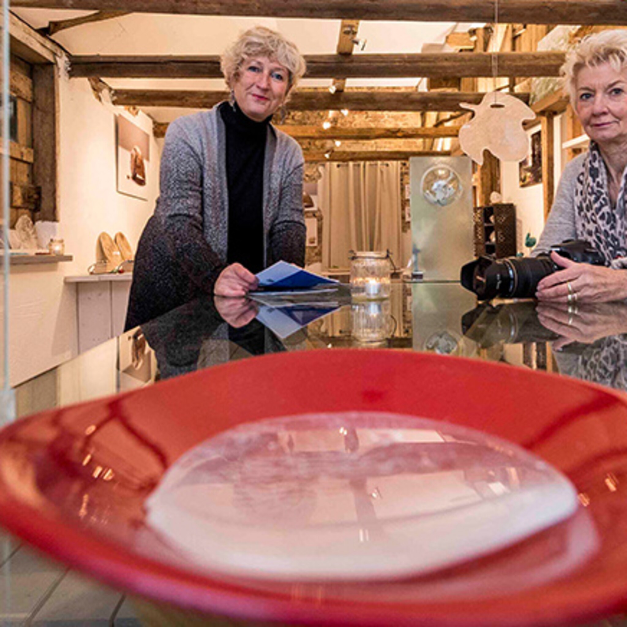 kunst in plaats van koeien in oude stal lonneker
