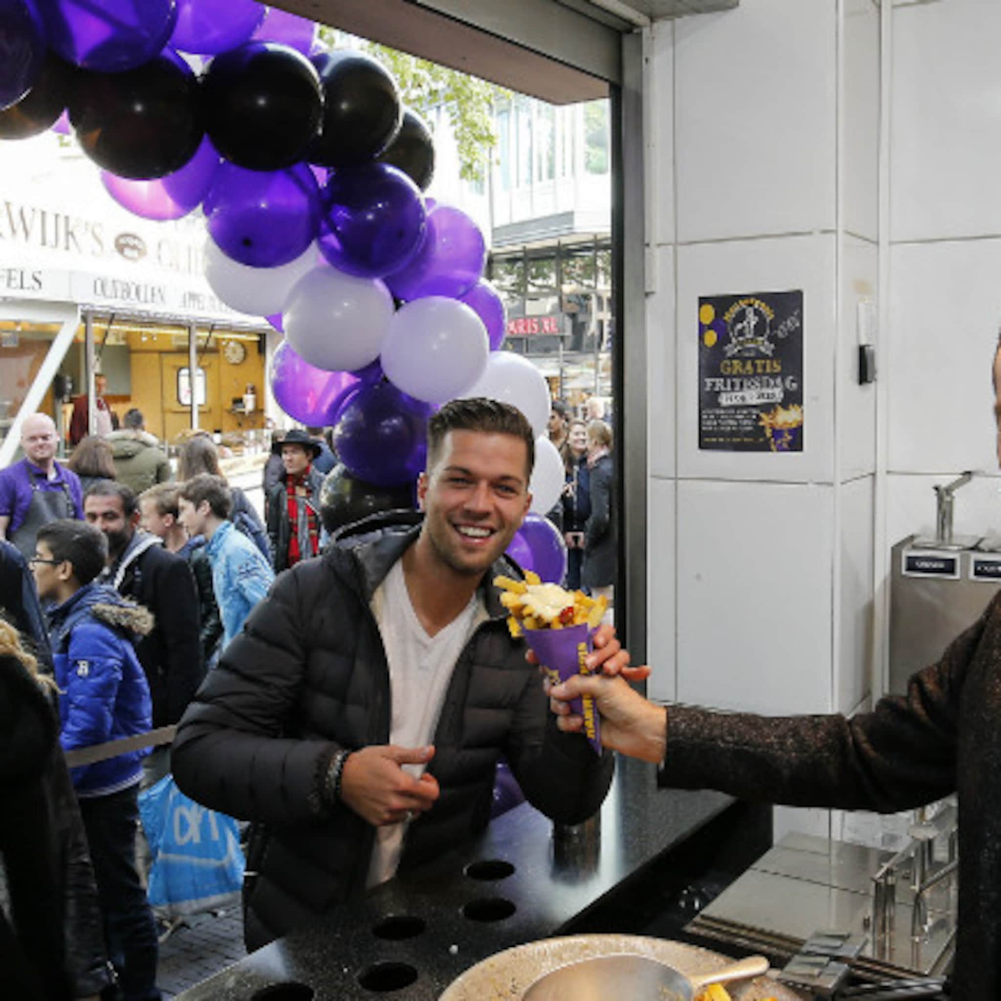 manneken pis geeft als marketingstunt gratis friet weg