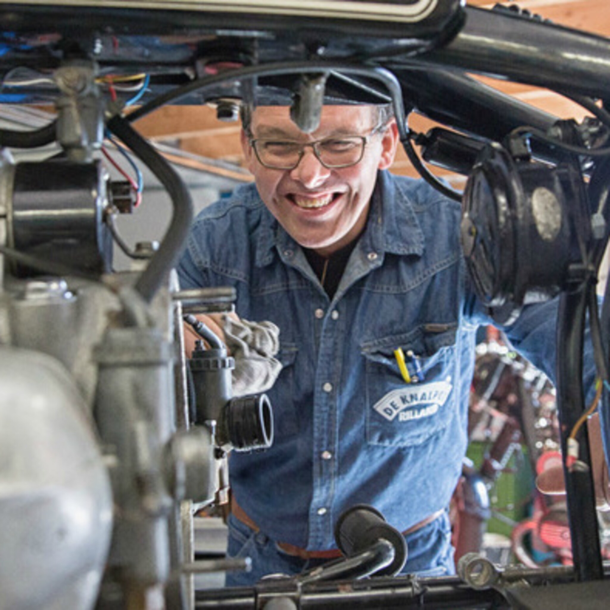 hulpvaardige ondernemer jack boone runt unieke motorzaak in rilland