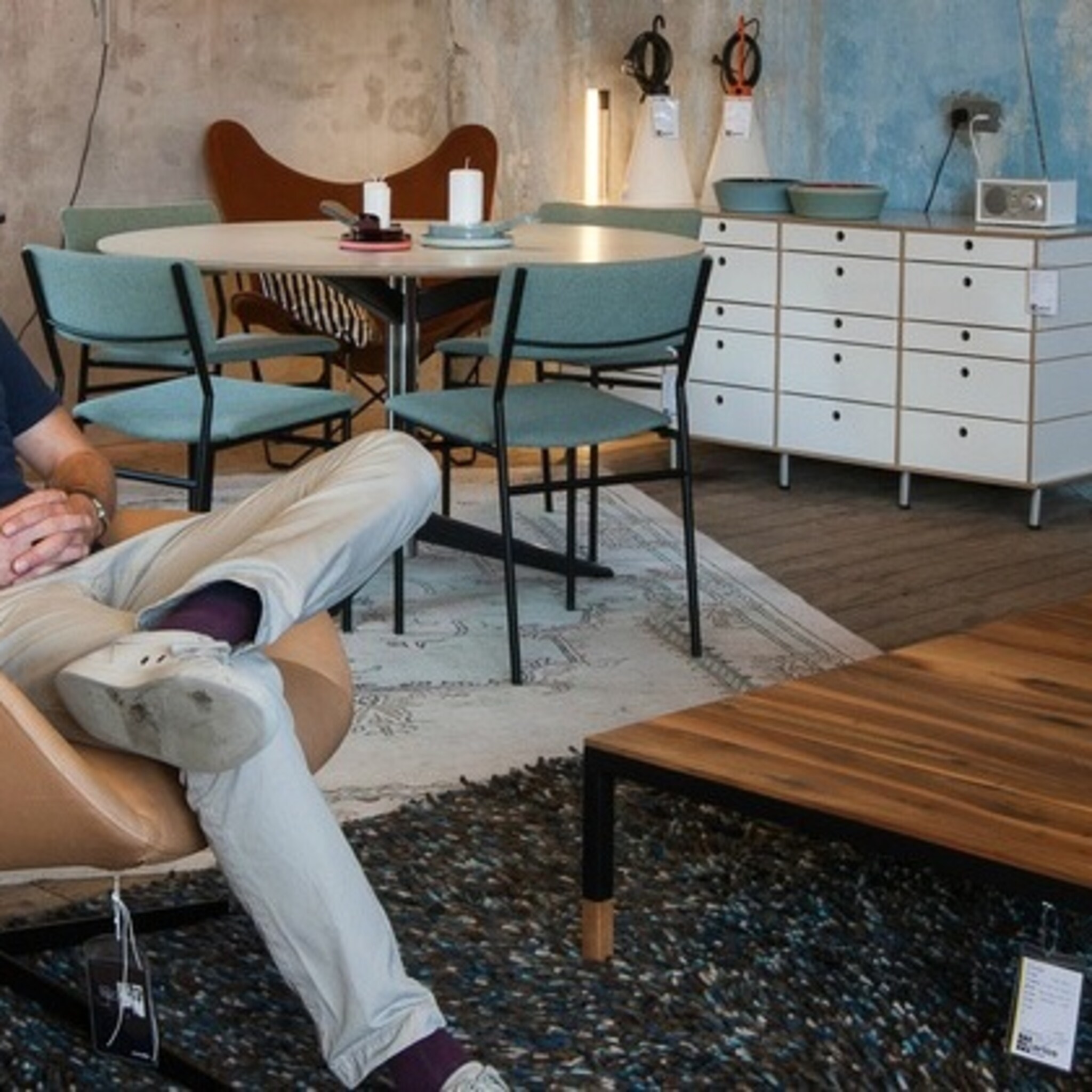 carlos uit deventer geniet van andermans liefde voor een mooi meubelstuk