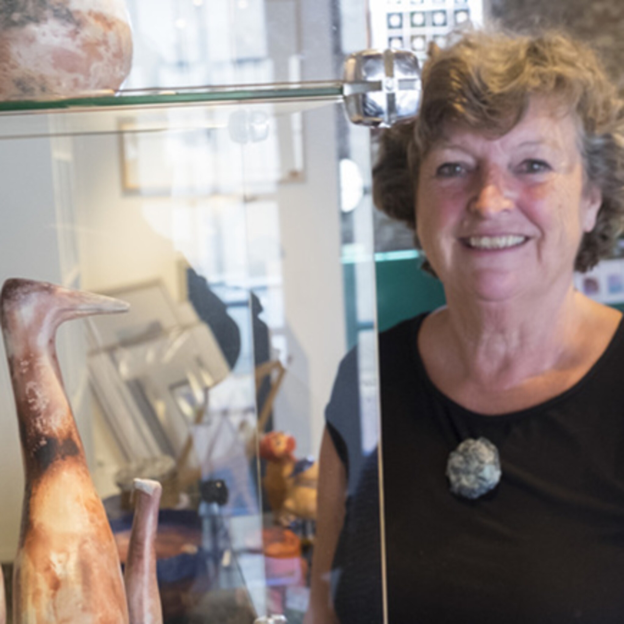 marijke 63 uit brouwershaven opende op goed geluk eigen kunstcadeauwinkel