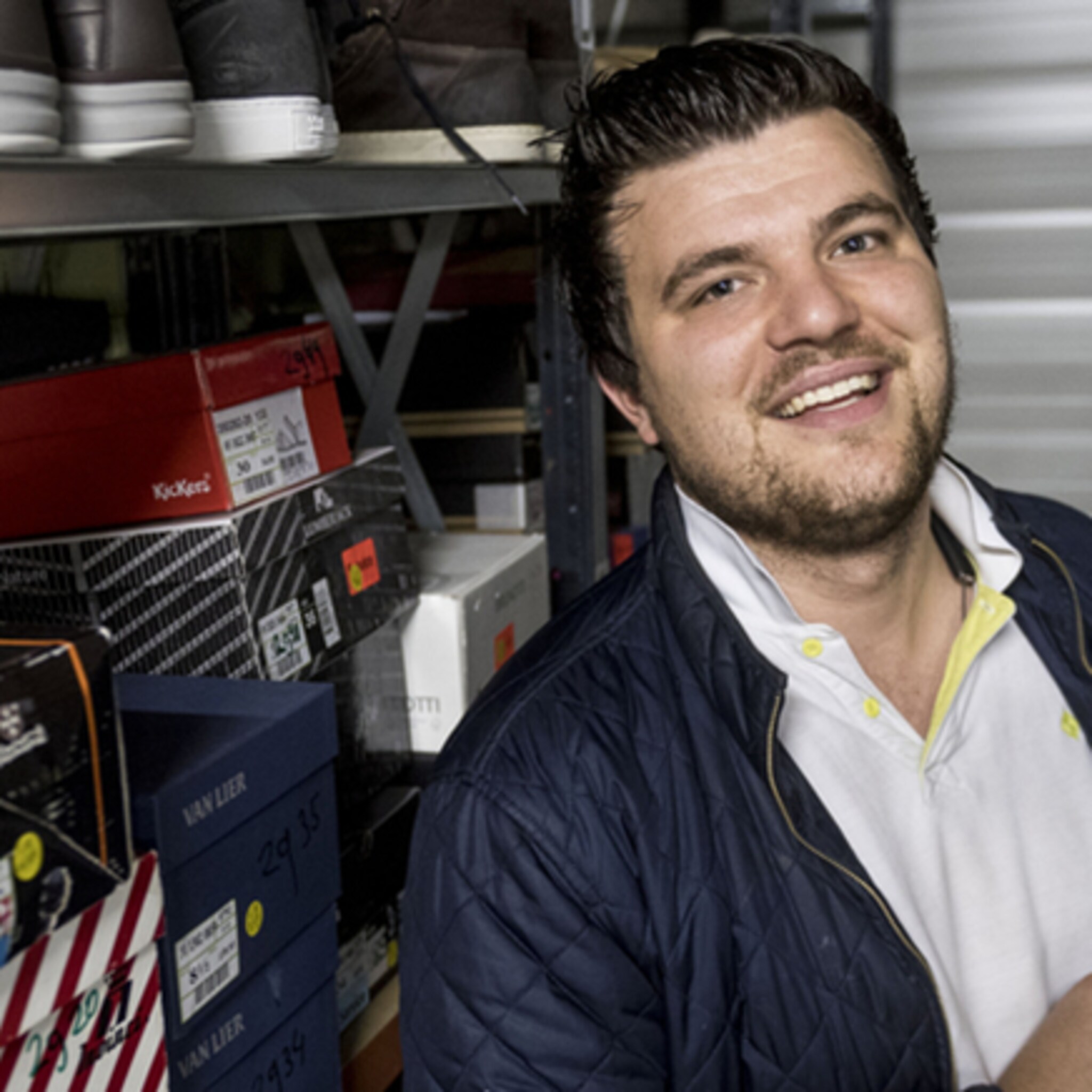 daan en robin uit enschede brengen onverkoopbare schoenen aan de man