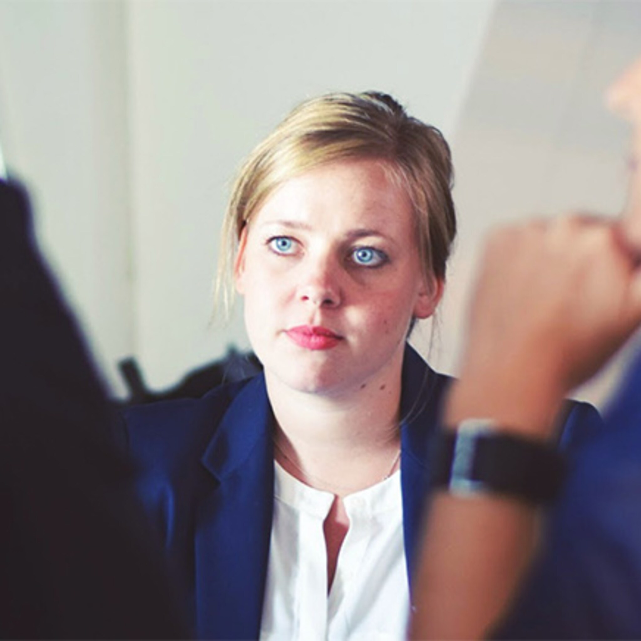 vrouwen vragen maar worden overgeslagen