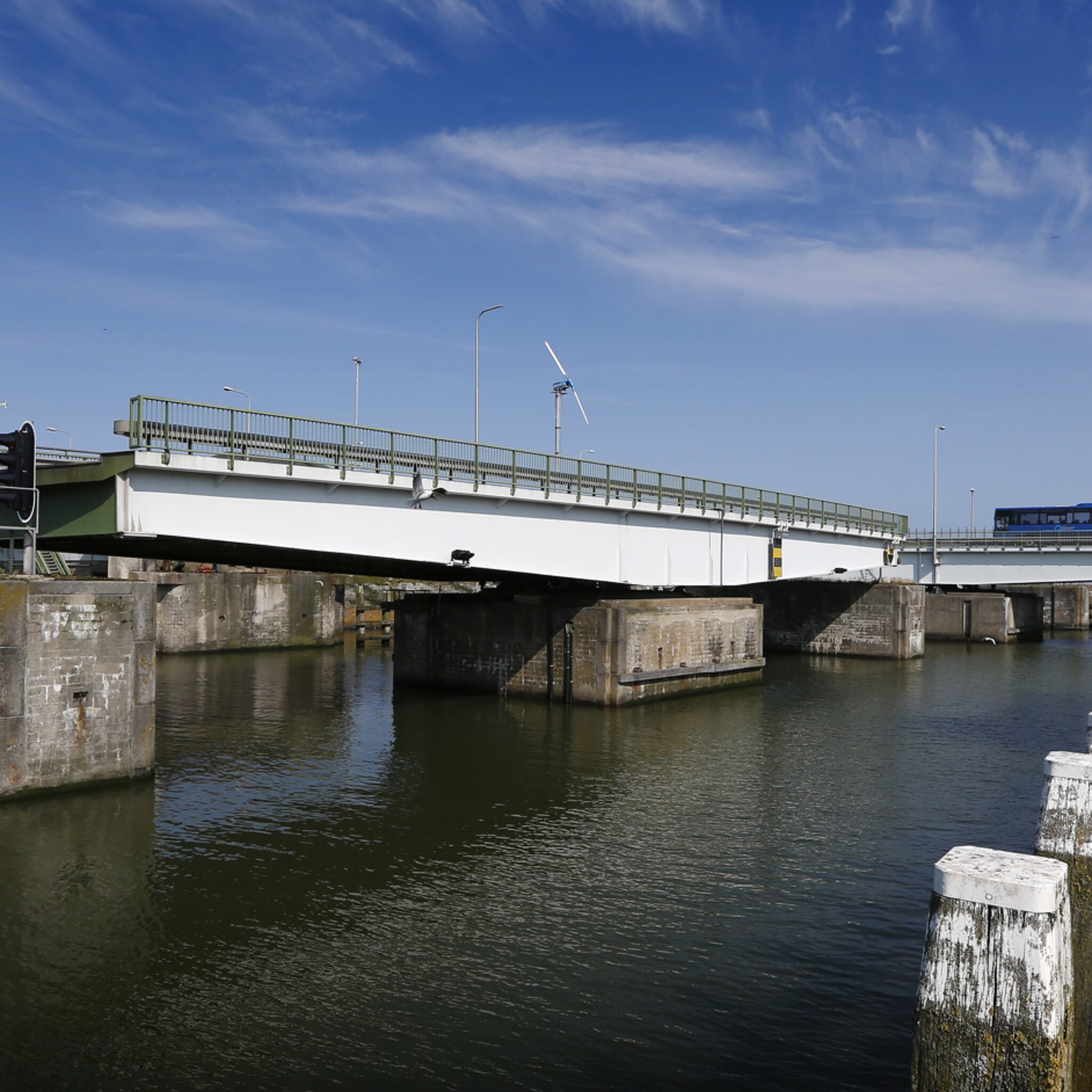 bedrijven overijssel flevoland en friesland willen doneren voor bredere sluis in afsluitdijk