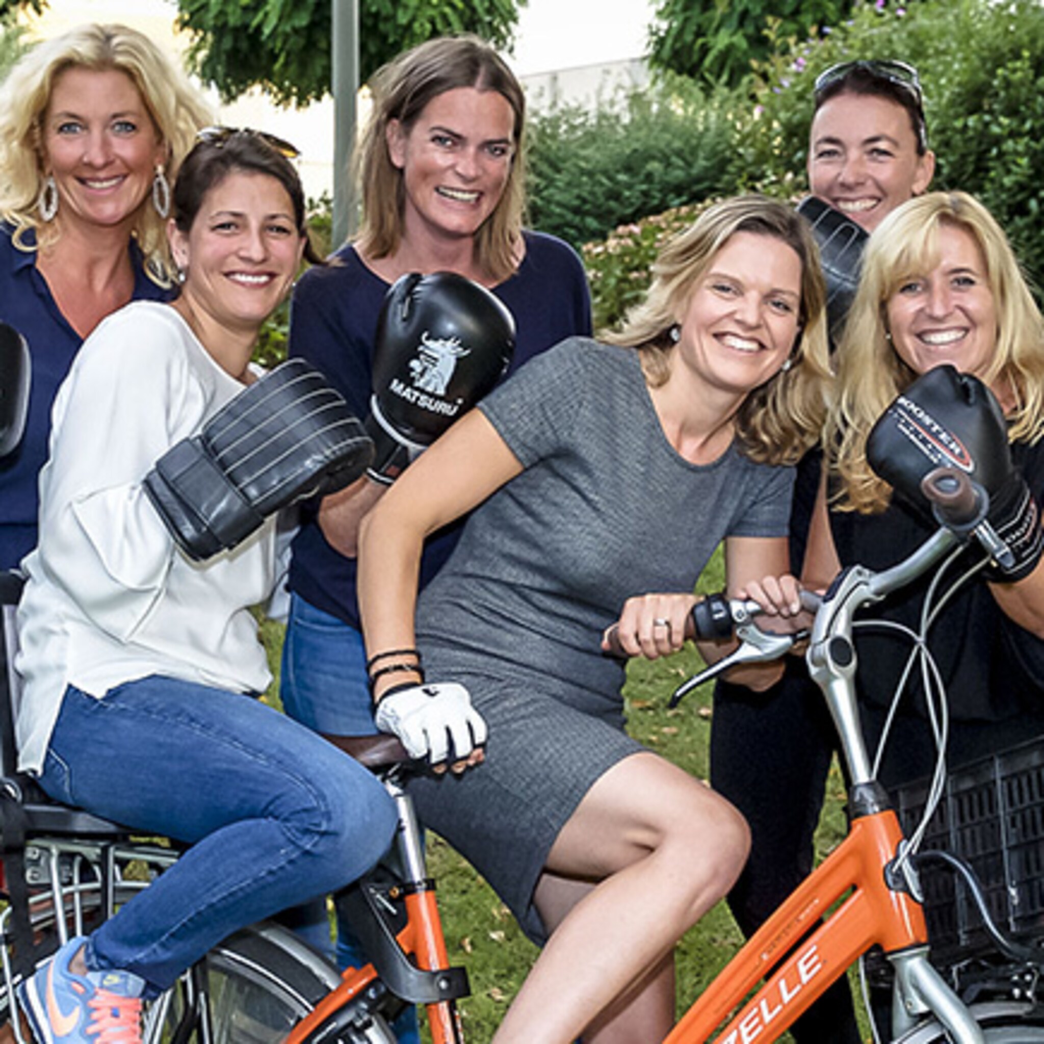 stoere zakenvrouwen achtervolgen fietsendief