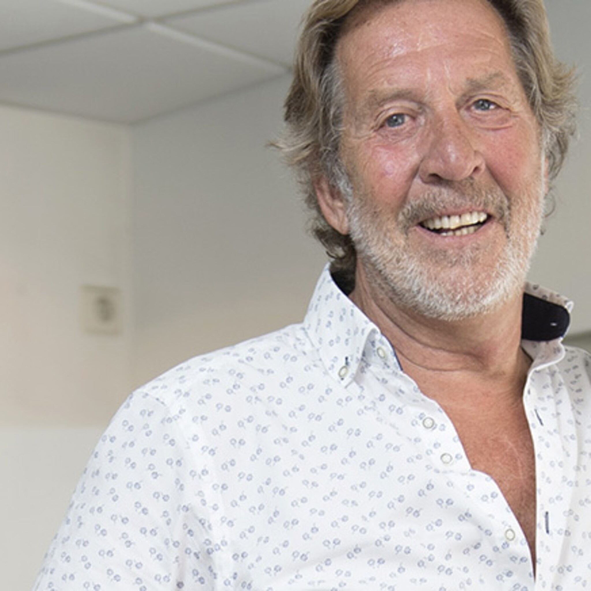 kapper nico heeft het echt moeilijk met zijn afscheid