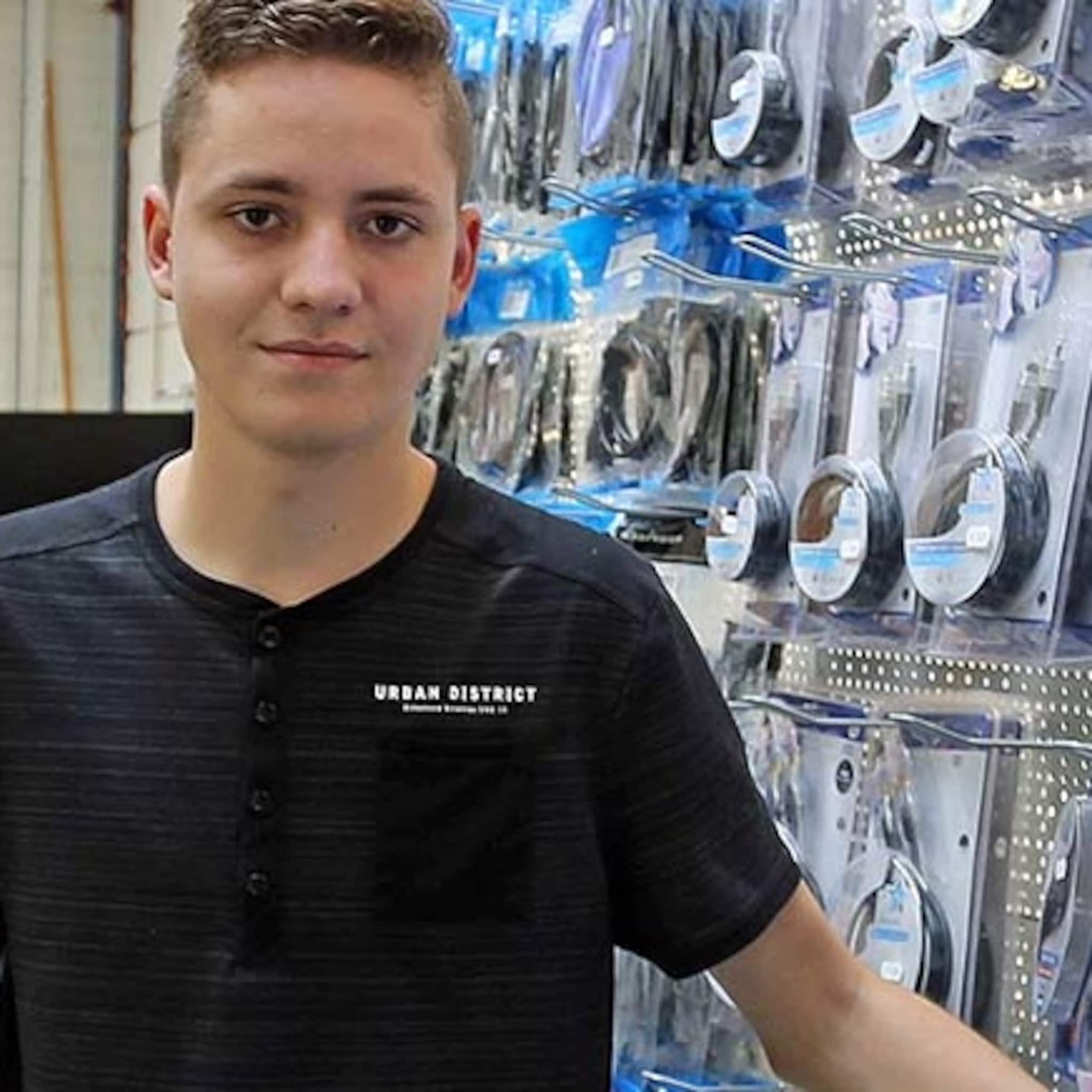 hulpje van 17 is opeens baas van een computerwinkel