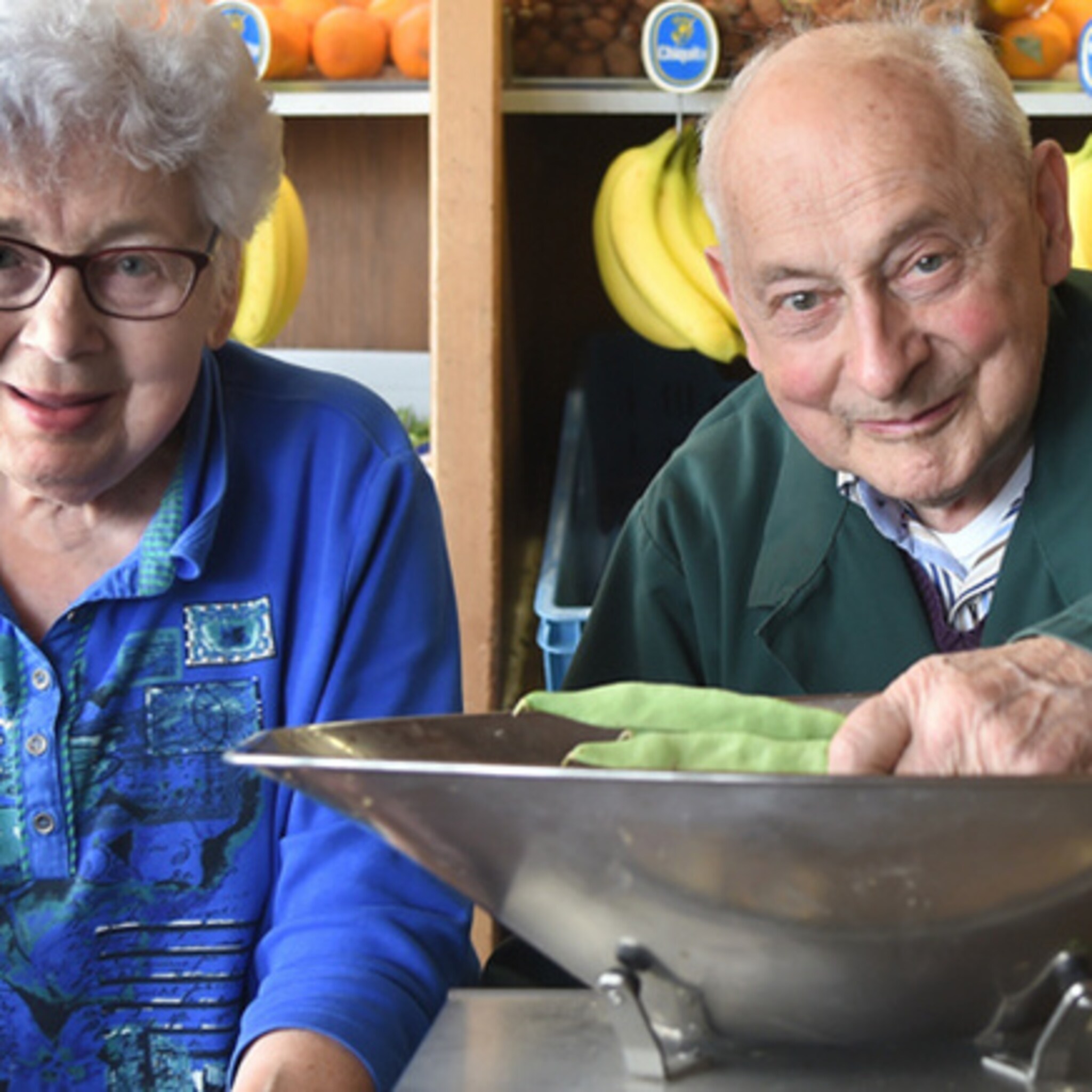 ondernemersechtpaar runt al 65 jaar groentezaak in vlissingen en gaan door tot t niet meer kan