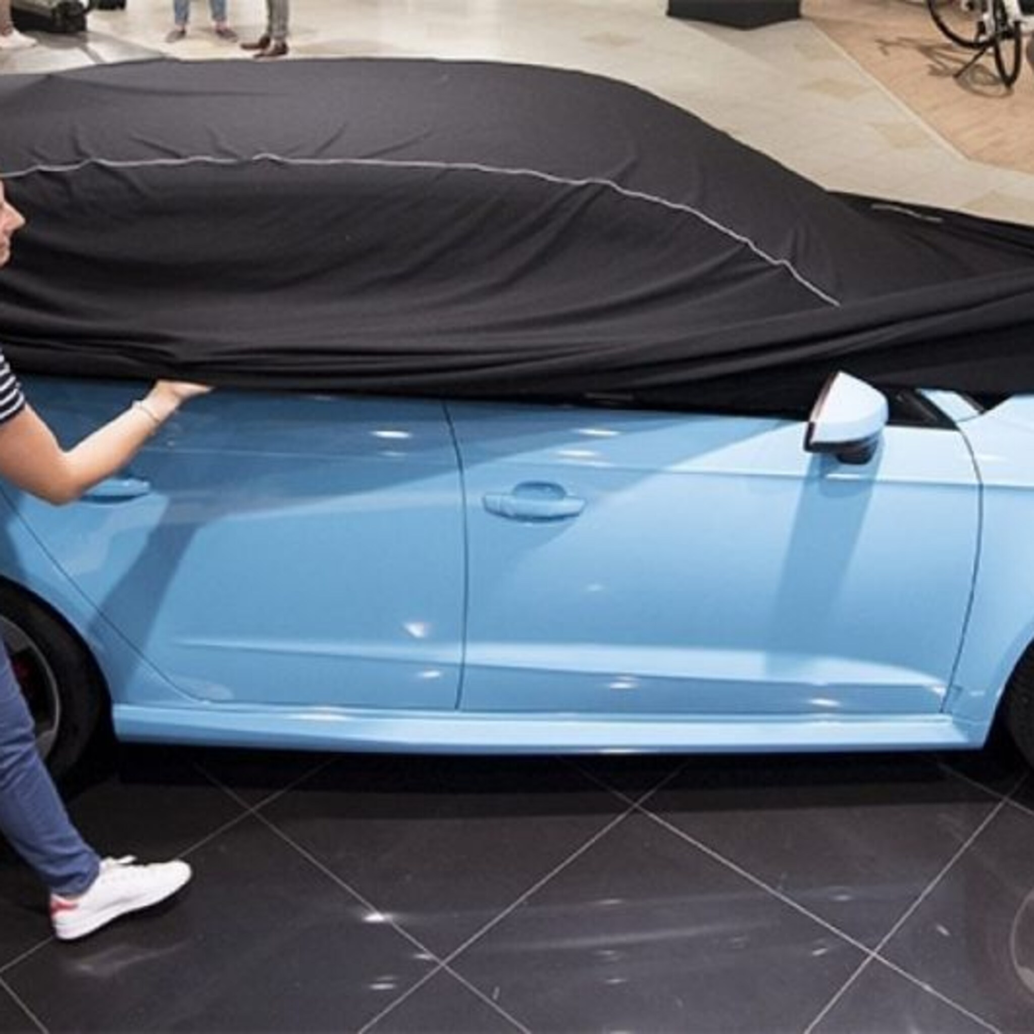 autobedrijf stunt met showroom in v en d pand hartje den bosch
