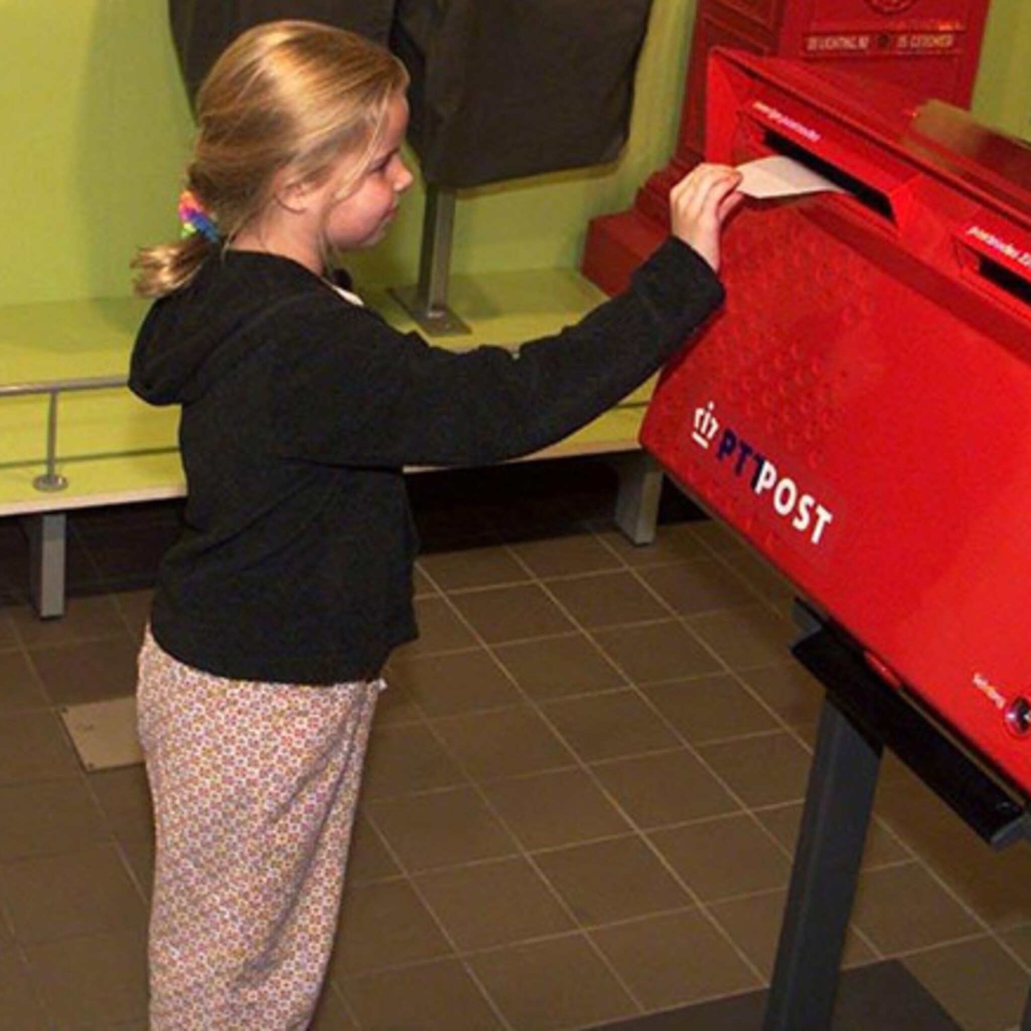 stuur je eenzame oma een kaartje met de omapost app