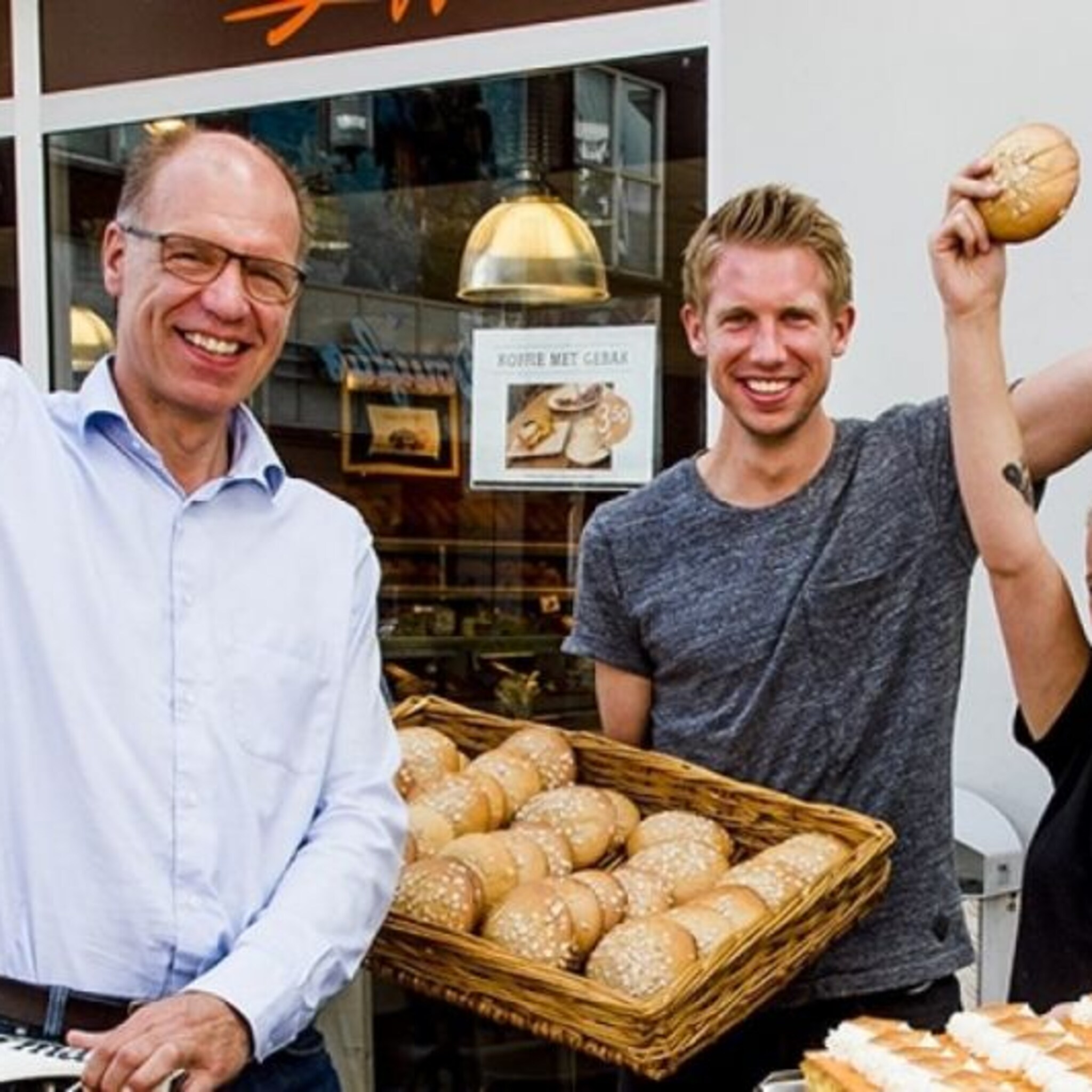 trotse oom geeft gouden anna van der breggen haar eigen koek