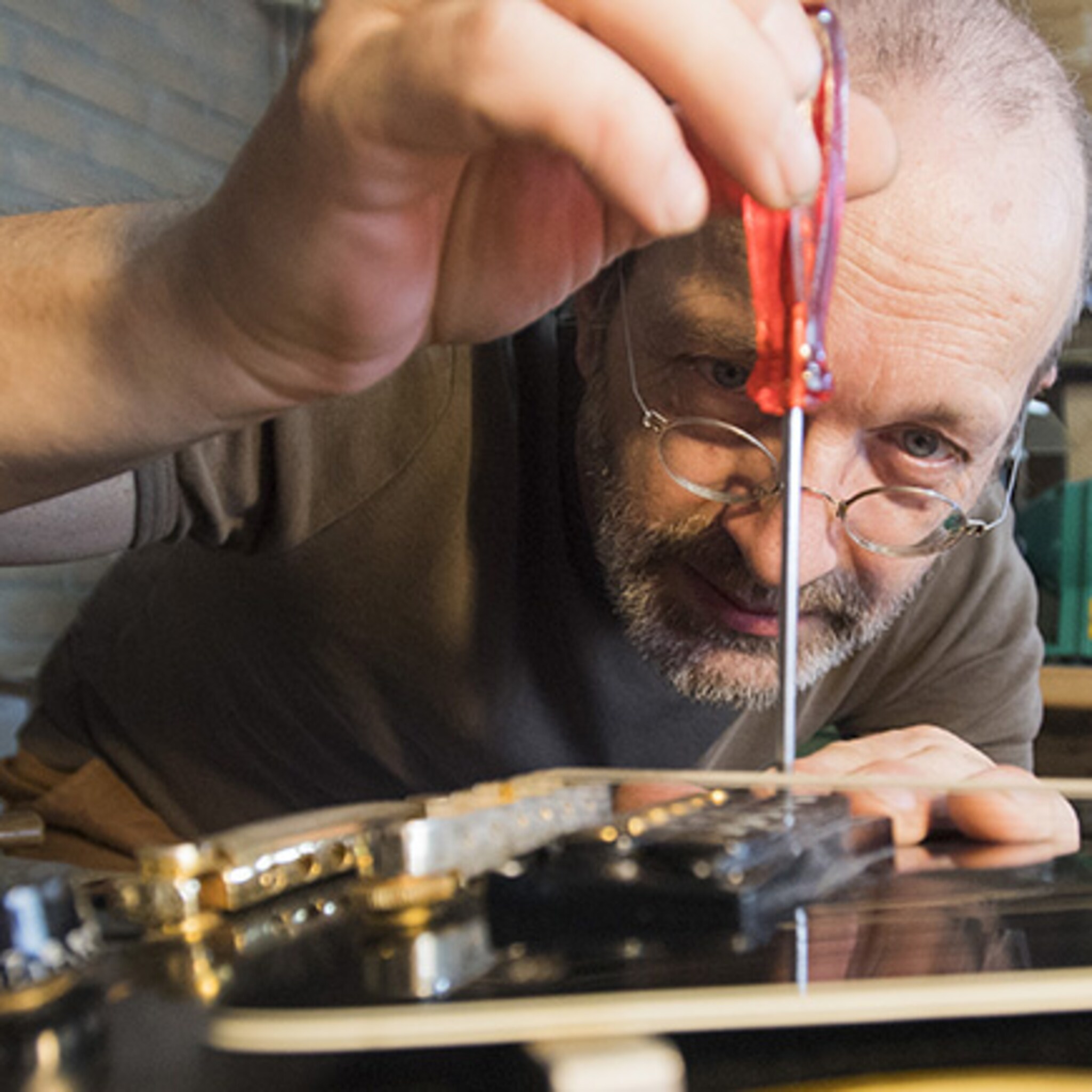 gitaarrestaurateur maakt van winkel online muziekmuseum