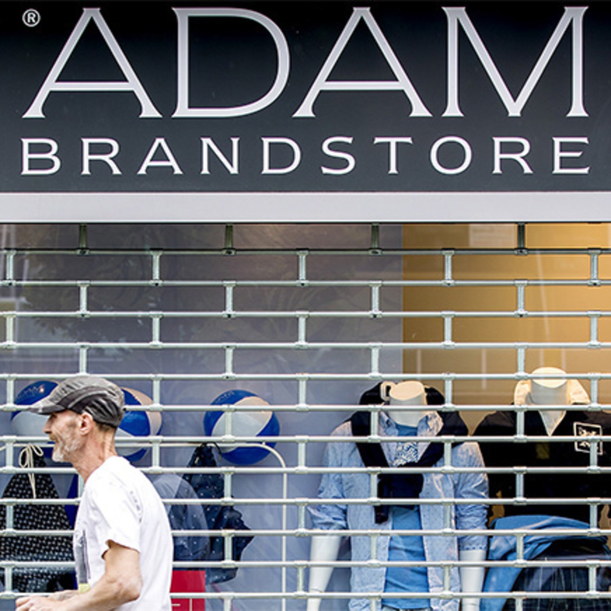 mcgregor dumpt ouder personeel