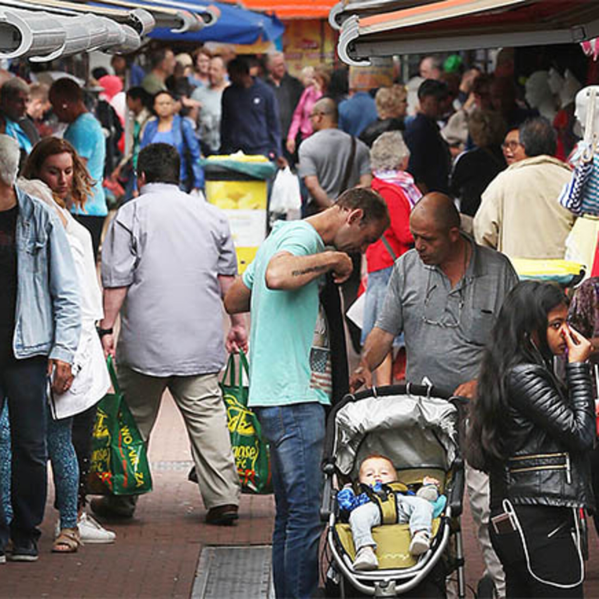 eerste marktdag op zondag trekt een ander publiek