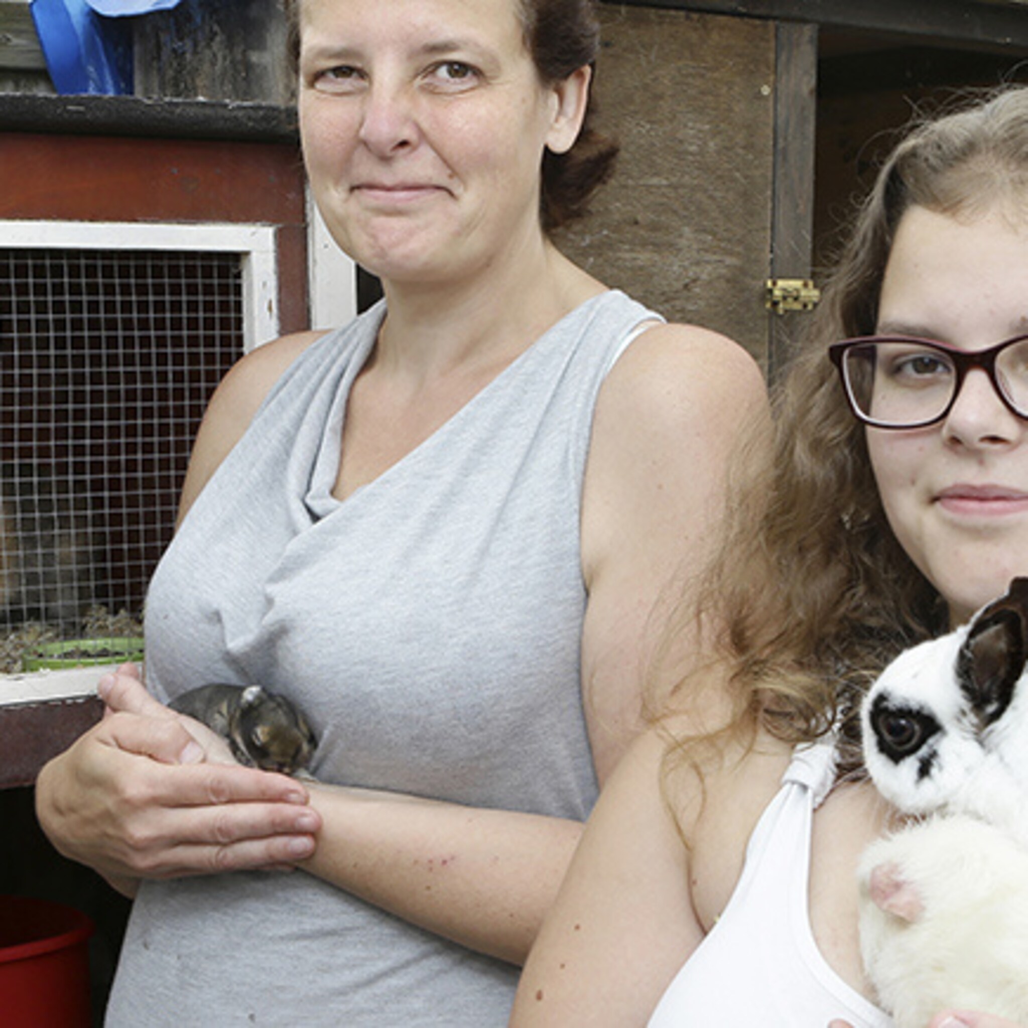 jonge onderneemster red konijnen die voer zijn voor slangen
