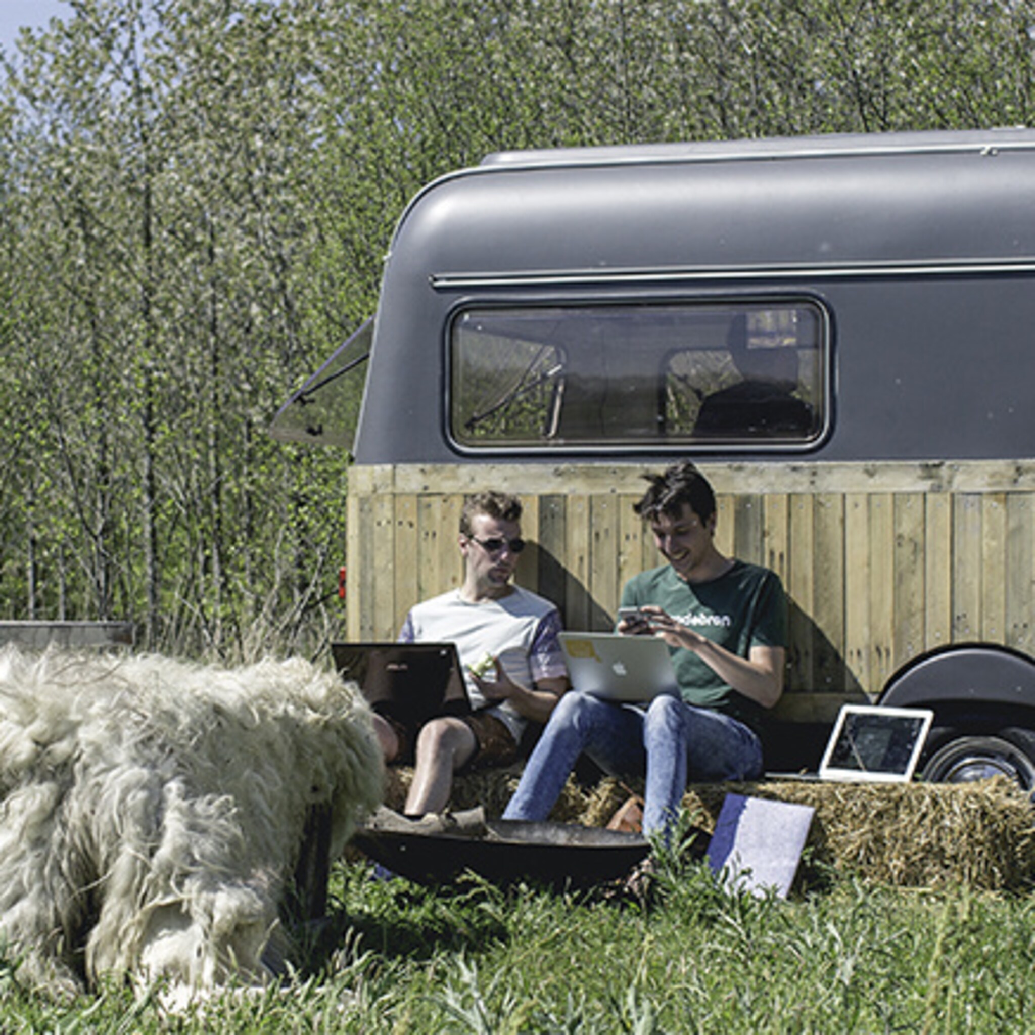 kantoorkaravaan met je laptop de natuur in