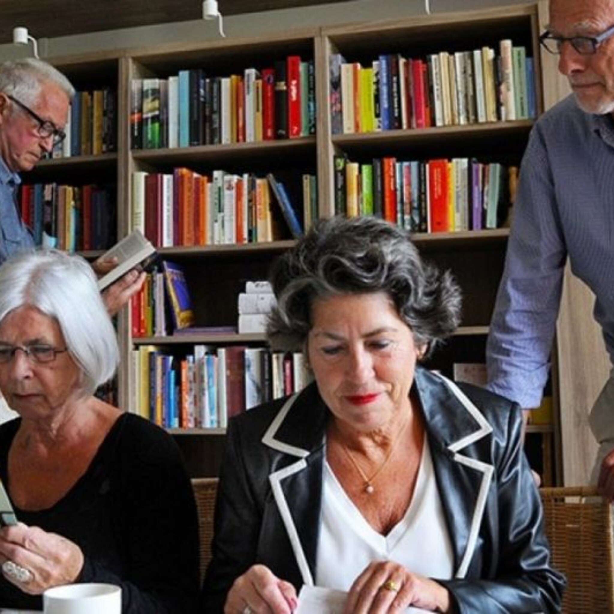 b en b in koudekerke dubbelt als bibliotheek en buurttafel