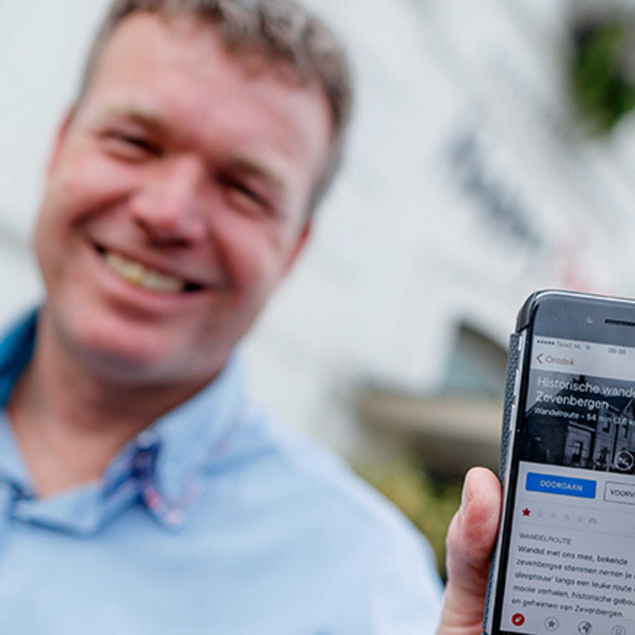 met toeristische app historisch wandelen door zevenbergen