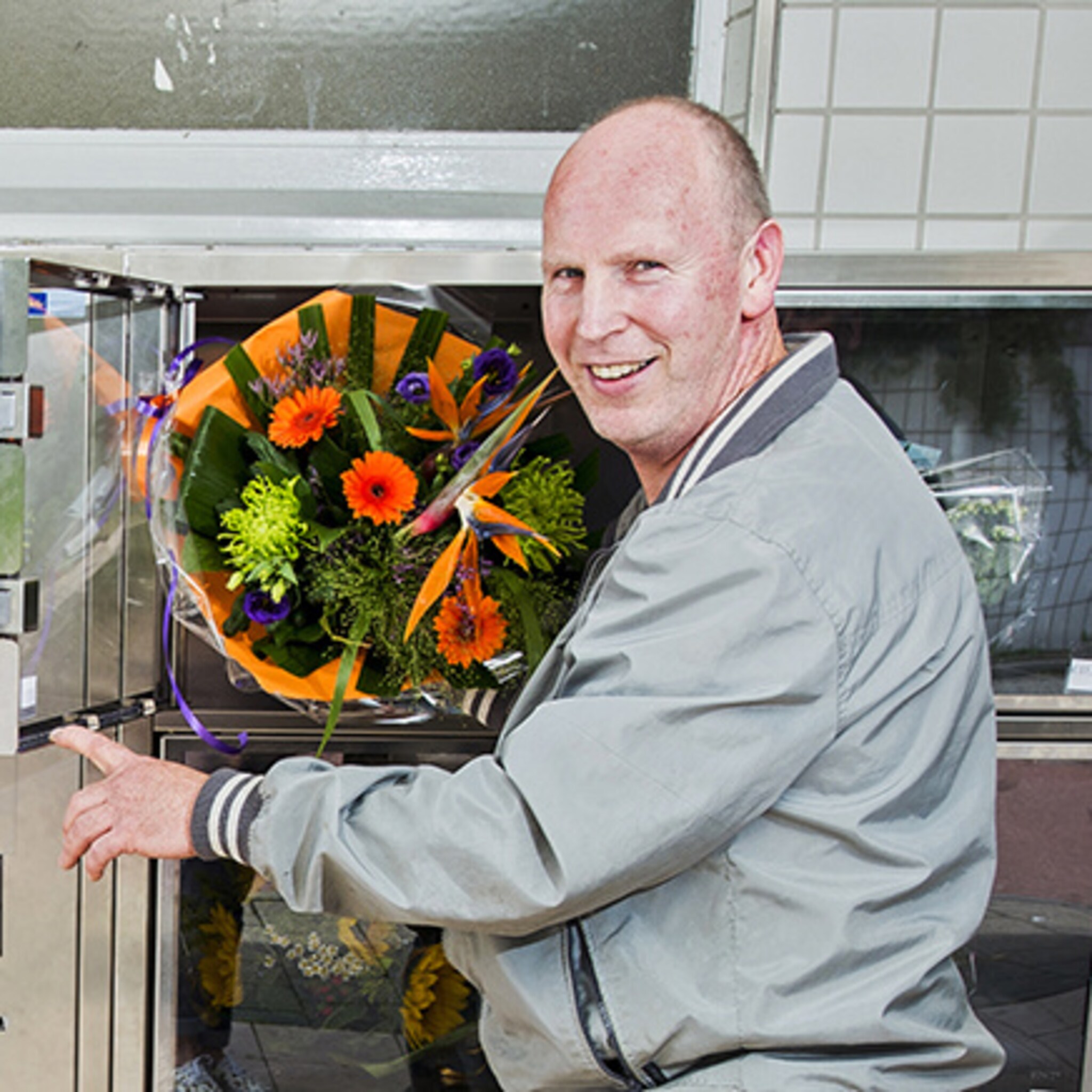 bloemen febo scoort op rotterdams metrostation