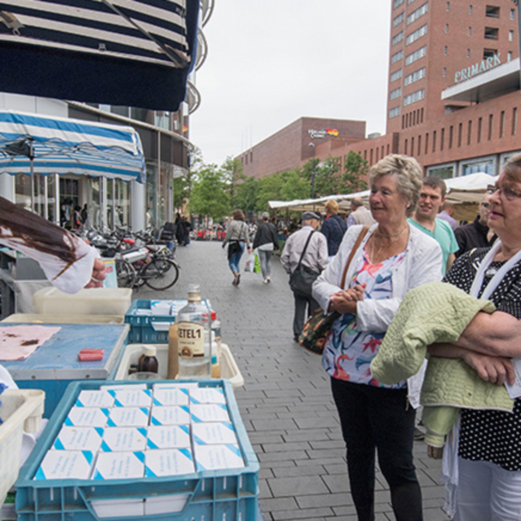 standwerkers stelen de show op enschedese warenmarkt