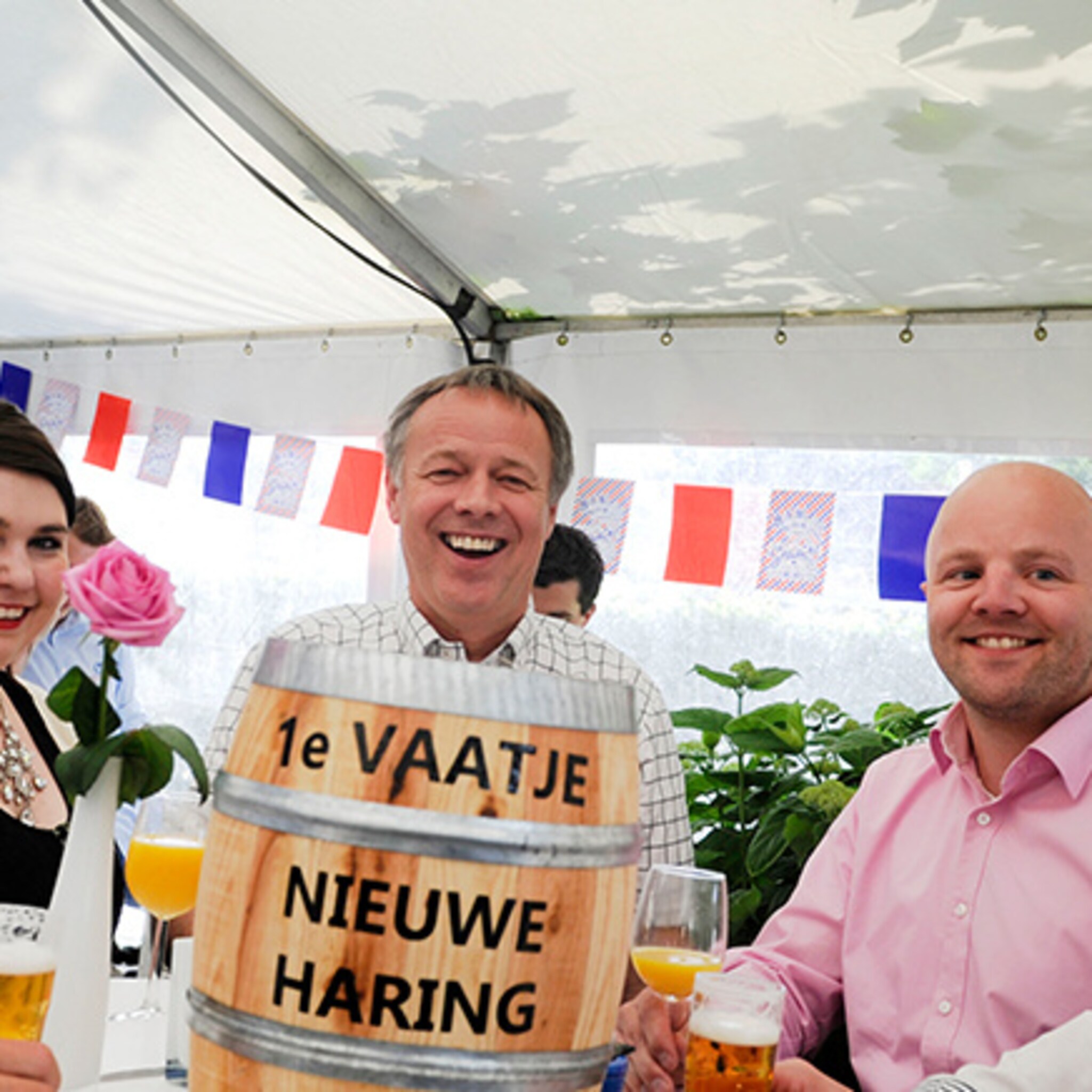 visitekaartjes uitdelen tijdens haringparty fleringen