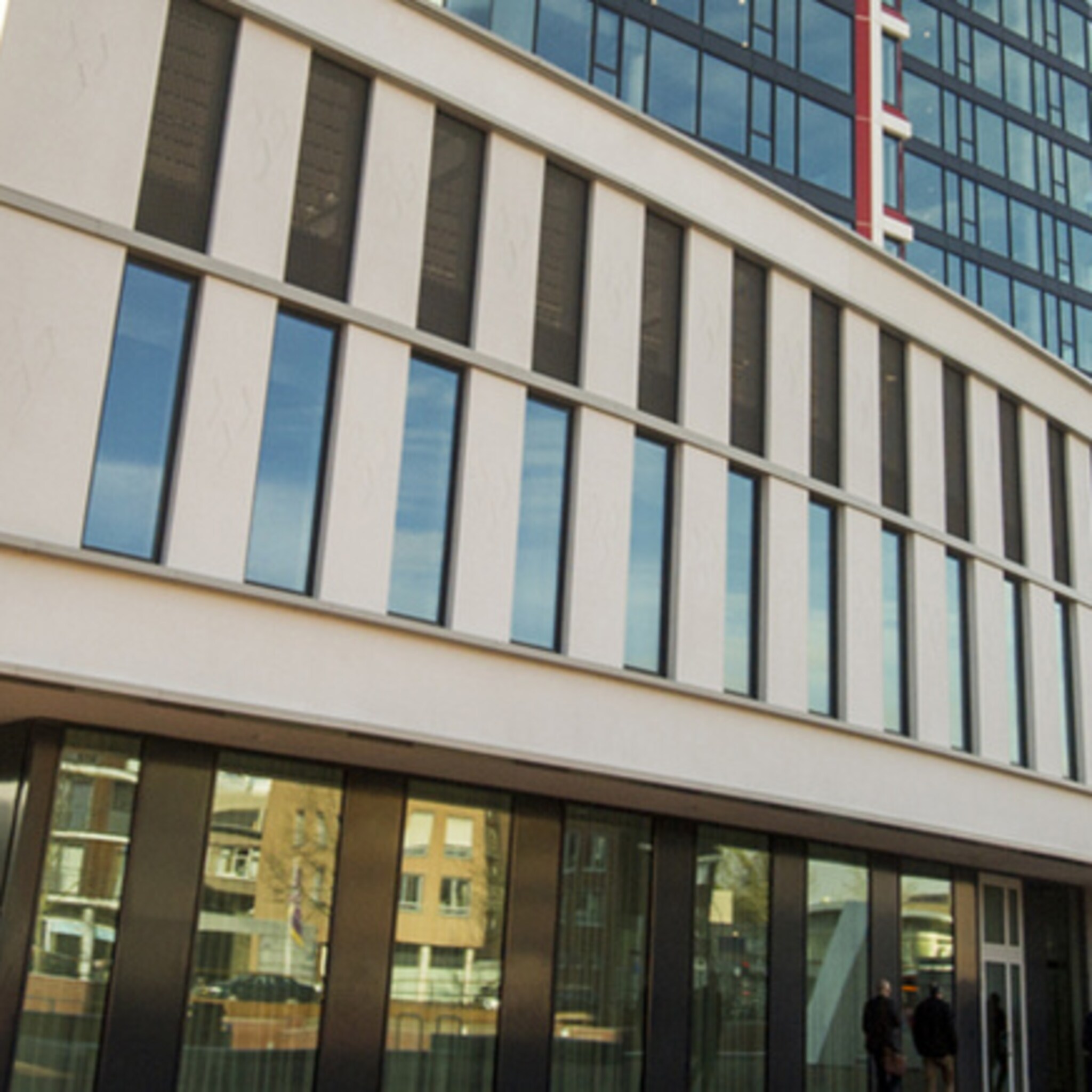 overijssel waarschuwt gemeente almelo voor het financieel steunen van bedrijfsleven