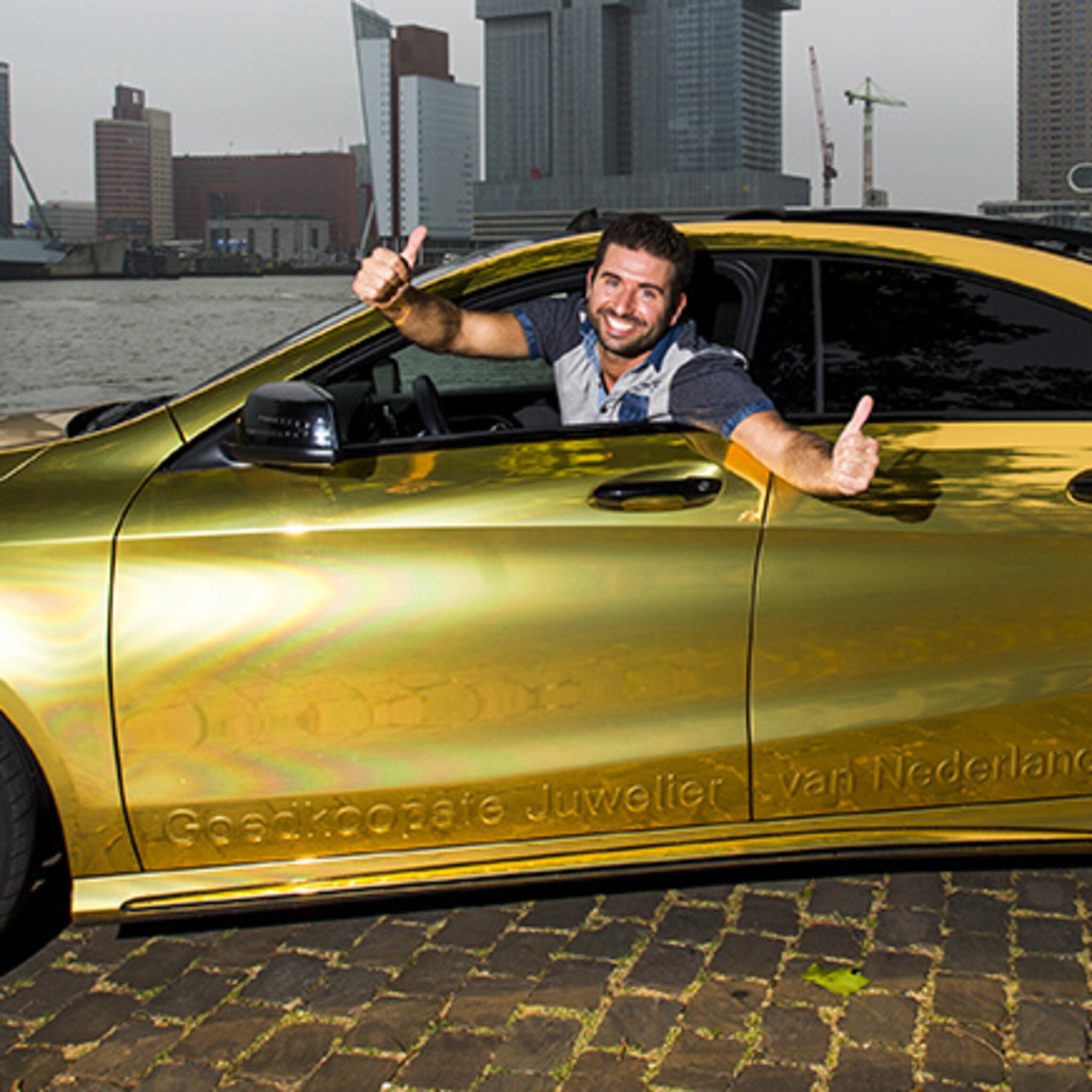 rotterdamse juwelier trekt bekijks met gouden mercedes