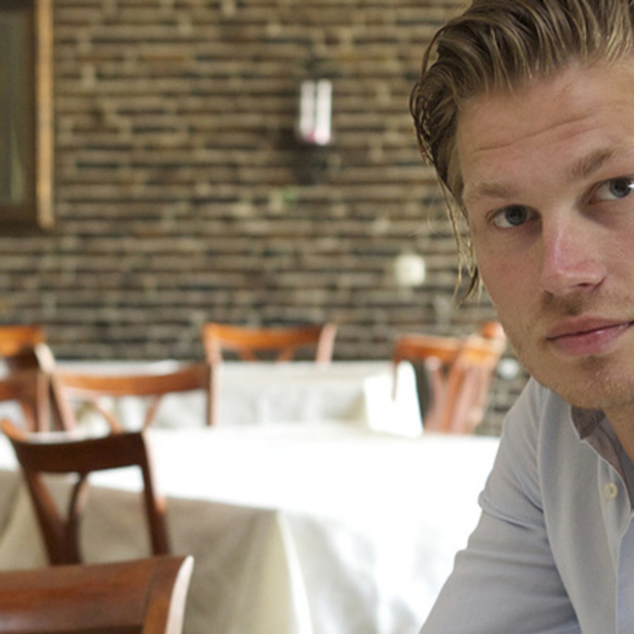 dorpsjongen blaast bosgoed in heeten nieuw leven in