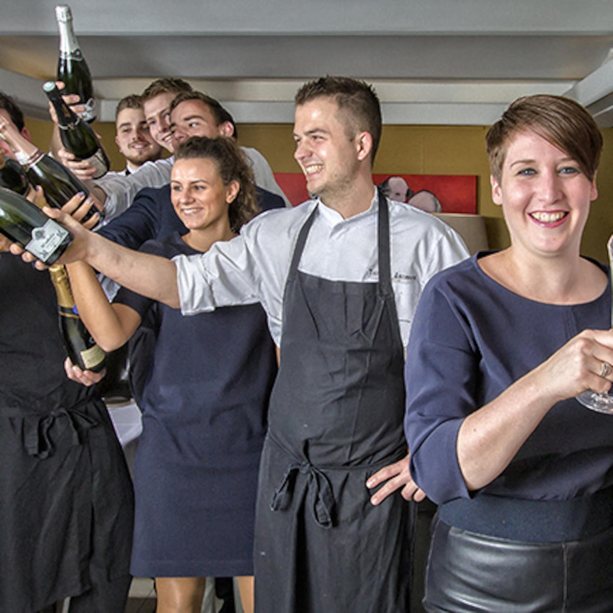 jong ambitieus koppel runt restaurant met michelinster