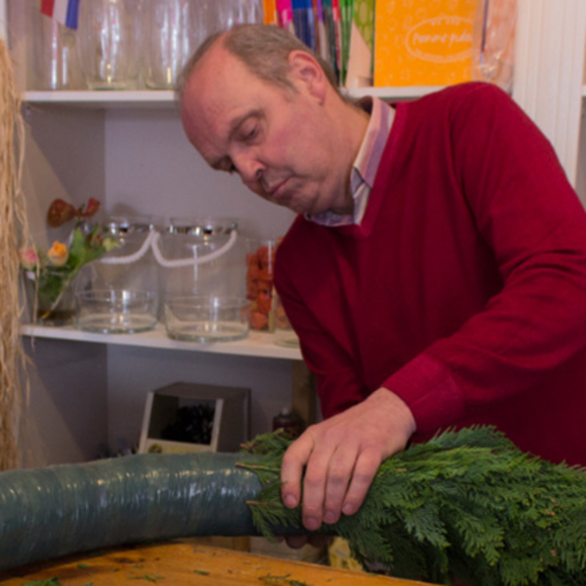enschedese bloemisten bezig met kransen voor dodenherdenking